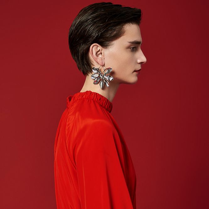 Sieben Blütenblätter Verbinden Sich Mit Dornenohrringen - soufeede