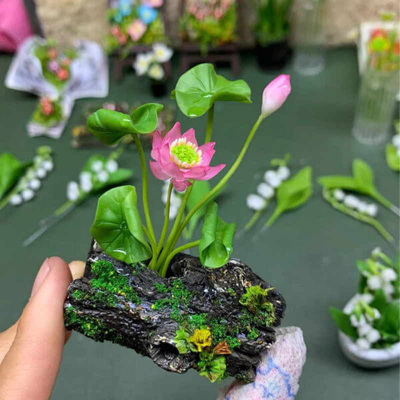 Handgefertigte Tonrose, Die Aus Einem Buch Wächst – Miniaturskulptur Mit Fantasievollem Blumentopf – Schreibtischdekoration – Geschenk Für Freunde Und Familie