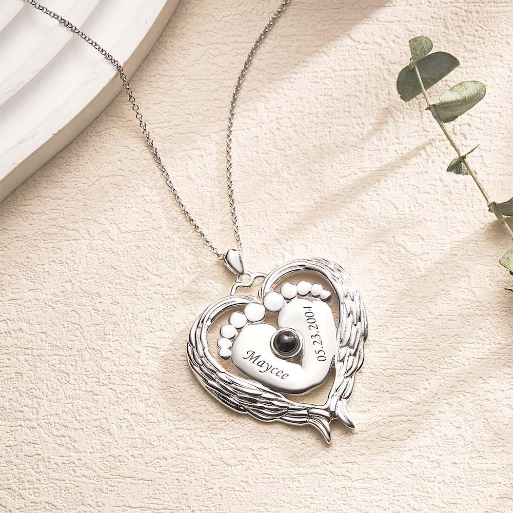 Collar Con Nombre De Proyección Personalizado, Alas De Ángel, Pies De Bebé, Regalo Para Mamá - soufeeles
