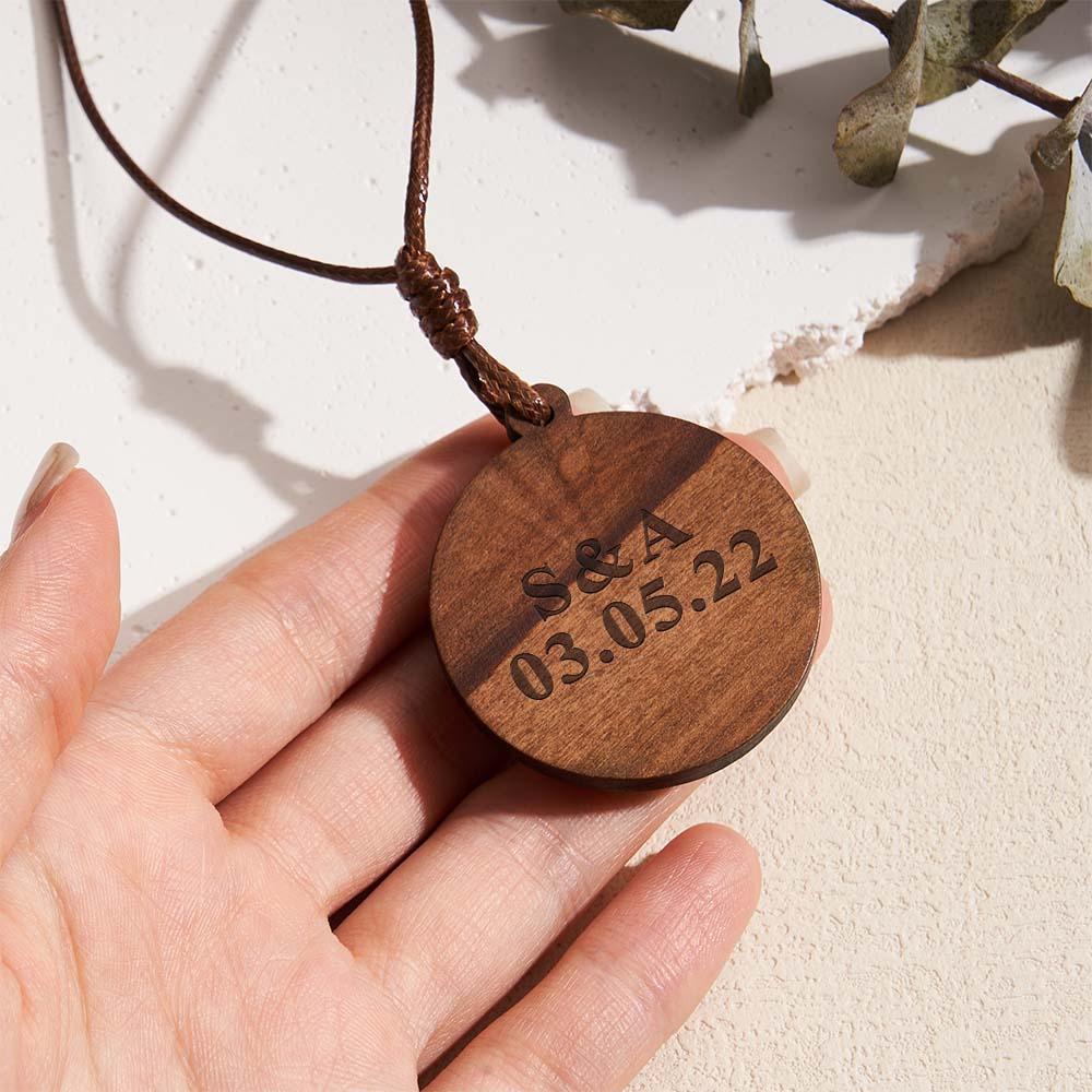 Collana Con Foto Personalizzata, Regali Per Lui. Ciondolo In Legno. Ciondolo Rotondo Con Nome Personalizzato Inciso - soufeelit