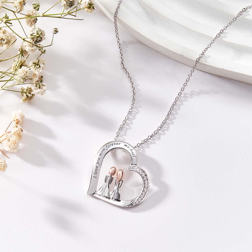 Collana Con Zirconi Incidibili. Due Ragazze Sedute Insieme. Collana Casual Per Amici - soufeelit