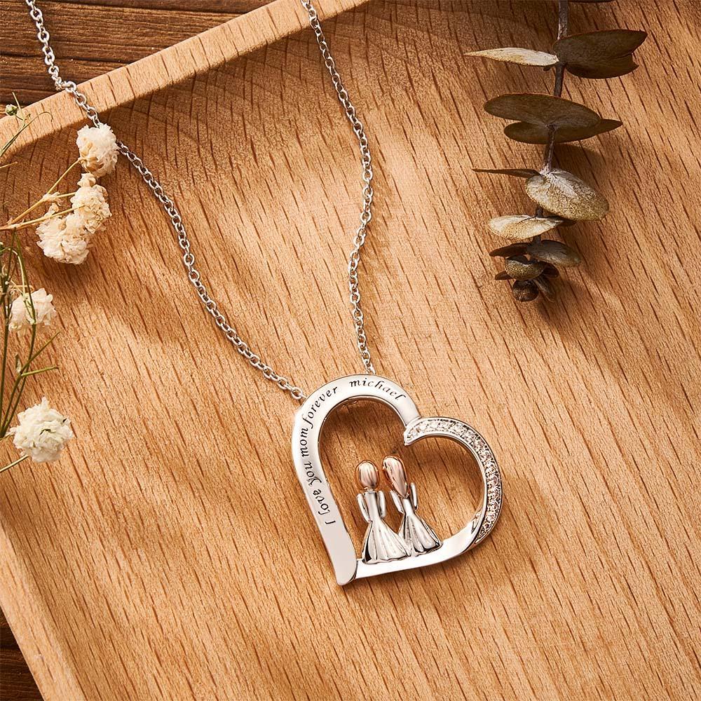 Collana Con Zirconi Incidibili. Due Ragazze Sedute Insieme. Collana Casual Per Amici - soufeelit