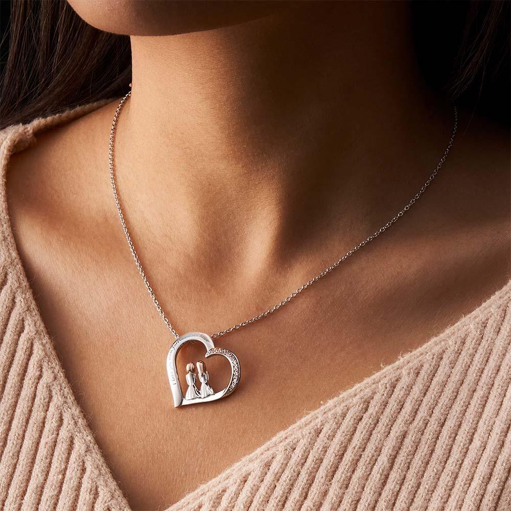 Collana Con Zirconi Incidibili. Due Ragazze Sedute Insieme. Collana Casual Per Amici - soufeelit