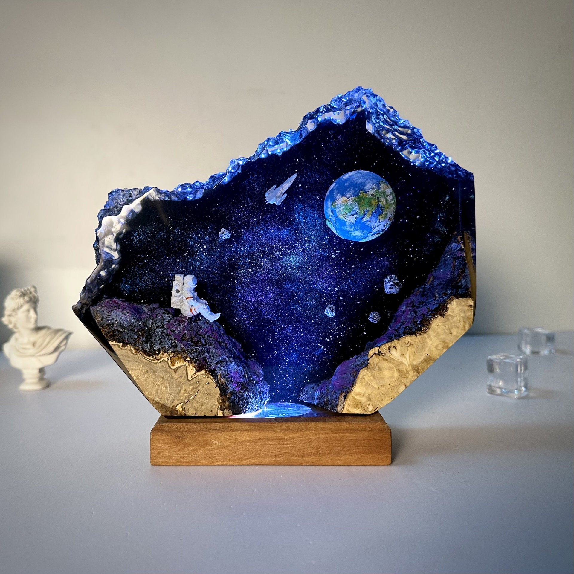 Lampada In Resina Artistica Luce Notturna Astronauta Nello Spazio Con Terra Decorazione Per La Casa Regalo Idee Regalo Di Compleanno Uniche - soufeelit