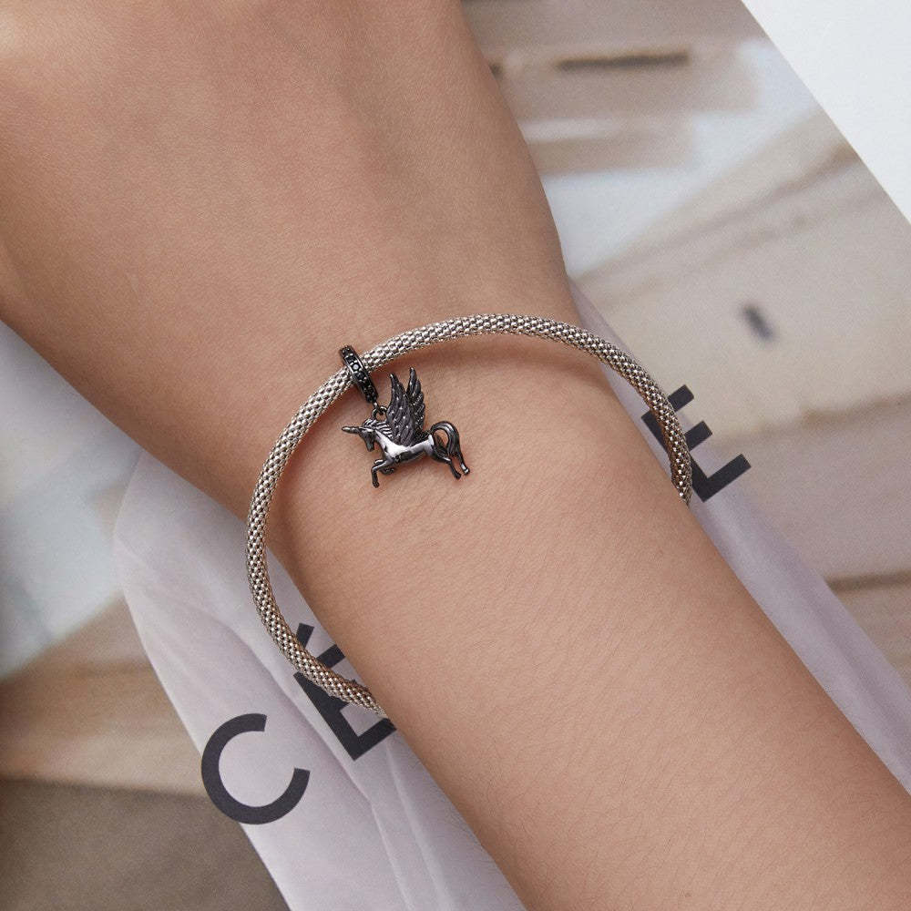 Ciondolo pendente cavallo volante nero in argento sterling 925 yb2439