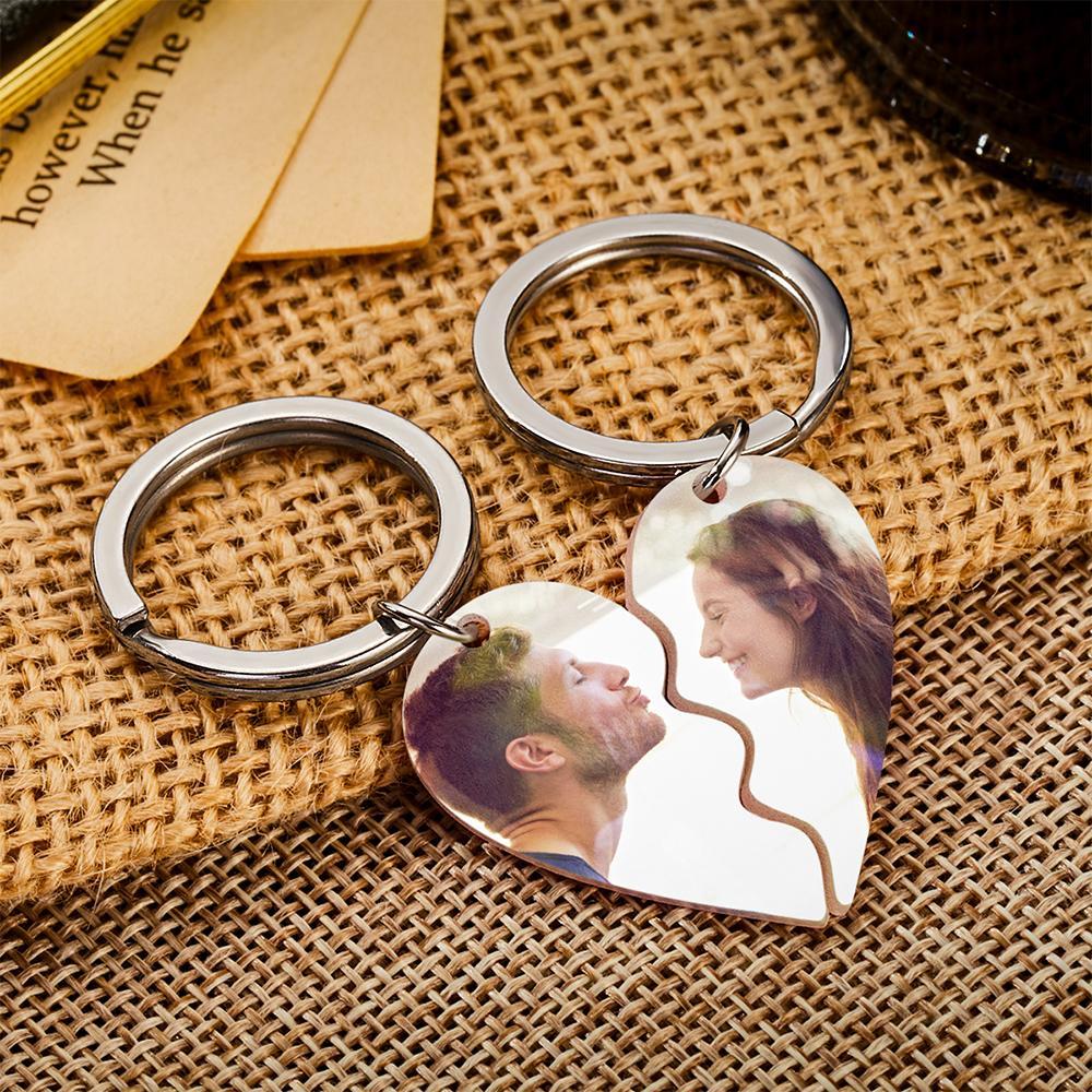 Chaveiros com foto gravada personalizada A peça que faltava Chaveiros com corações quebrados personalizados