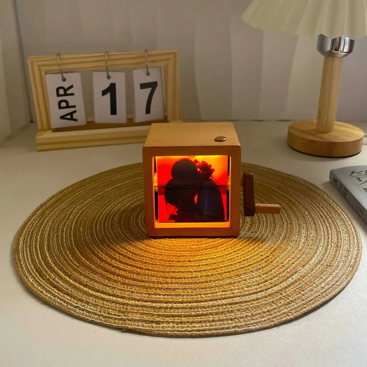Moldura de livro flip personalizado, máquina de animação, álbum de fotos mecânico com manivela, com moldura de cubo de fotos de bebê em nogueira preta clara, presente criativo