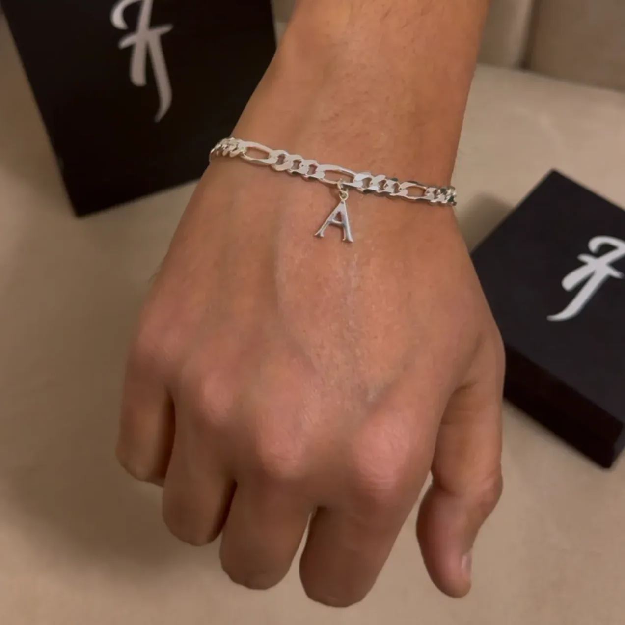 Pulseira Masculina Com Inicial Para Presentear O Marido - soufeelbr