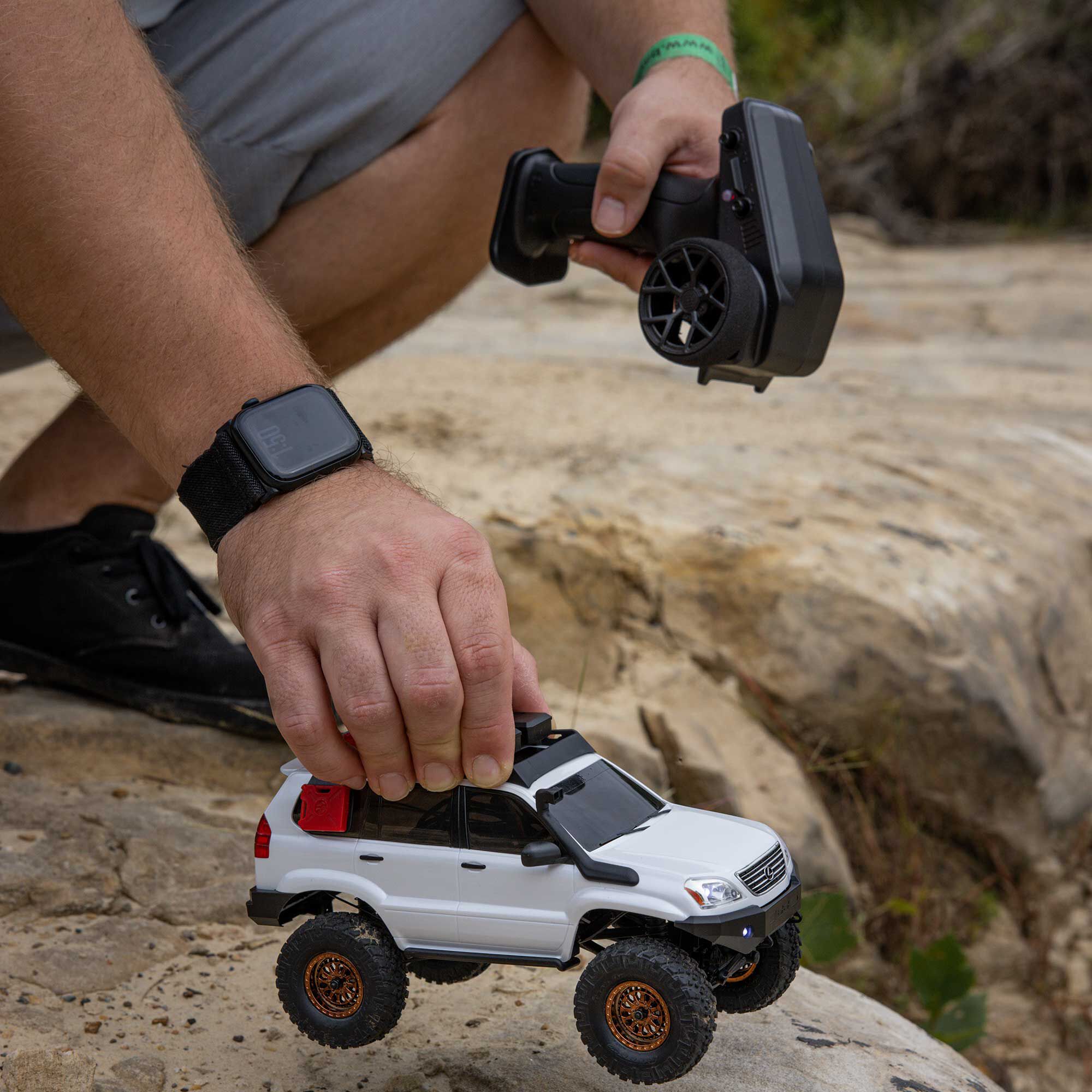 Axial 1:24 SCX24 Lexus GX 470 4X4 RTR Brushed Rock Crawler w/Battery&Charger, Silver&White