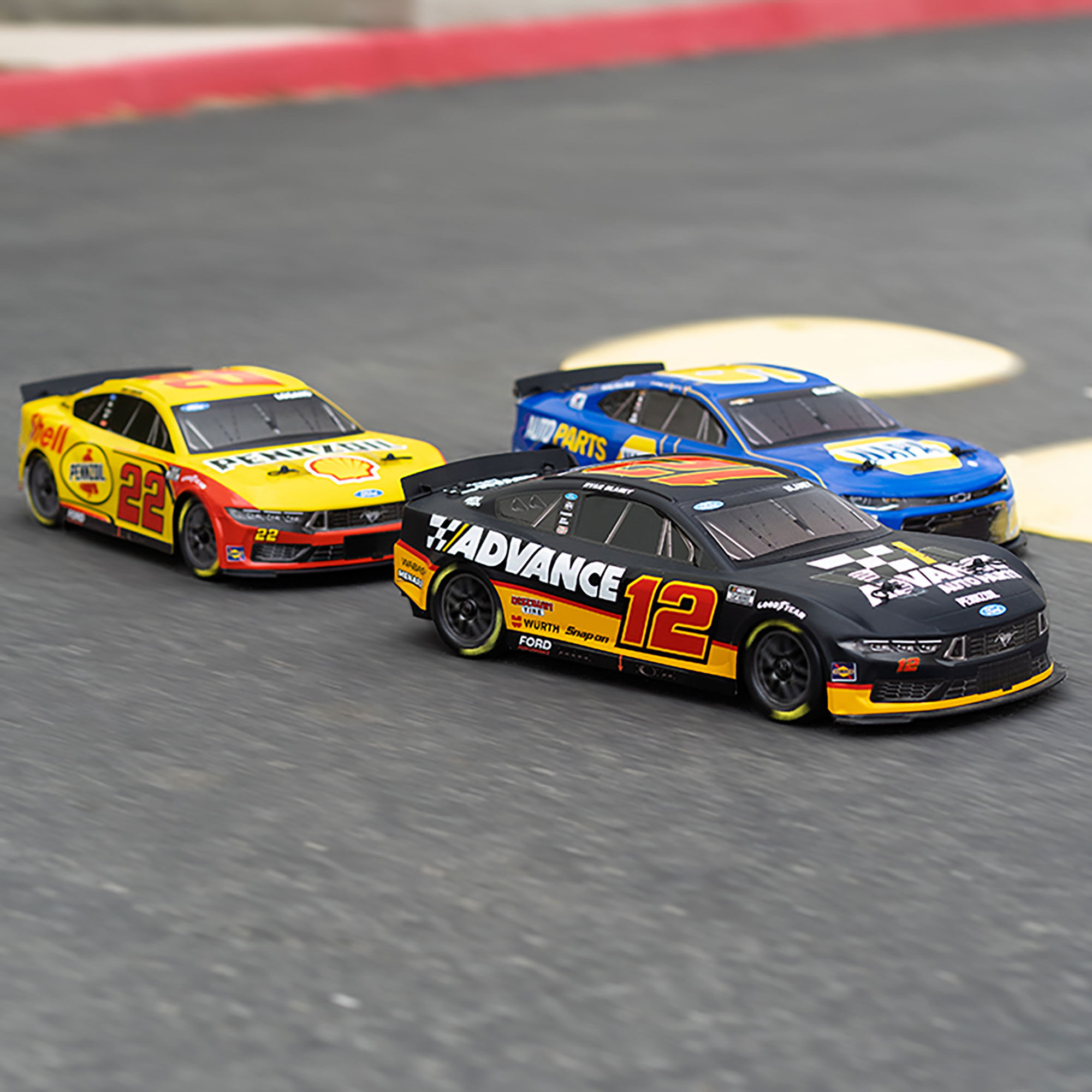 Losi 1:12 NASCAR RC Race Car Kyle Larson No.5 Valvoline 2025 Chevrolet Camaro ZL1 2S AWD RTR Brushed On-Road-LOS1122505