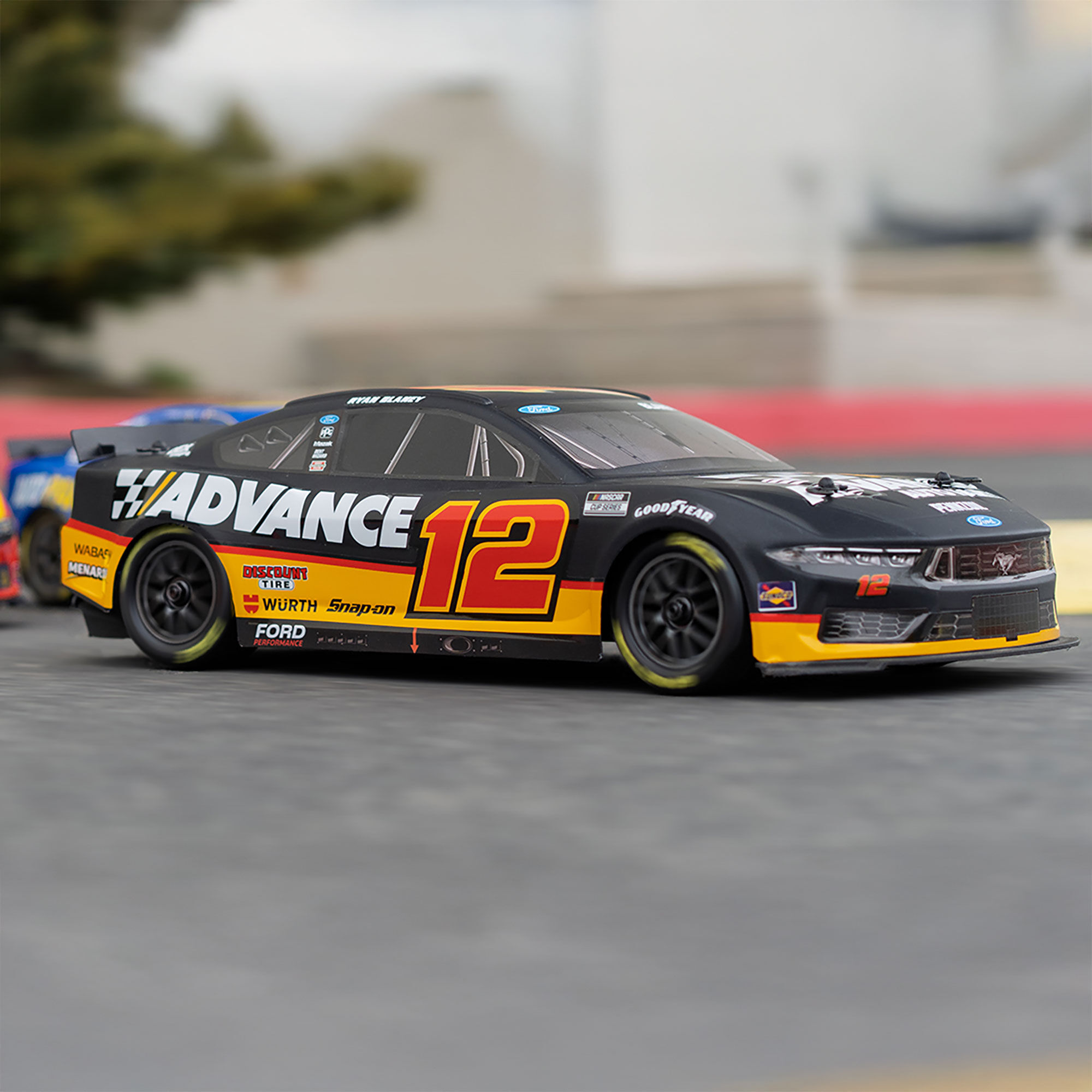 Losi 1:12 NASCAR RC Race Car Kyle Larson No.5 Valvoline 2025 Chevrolet Camaro ZL1 2S AWD RTR Brushed On-Road-LOS1122505