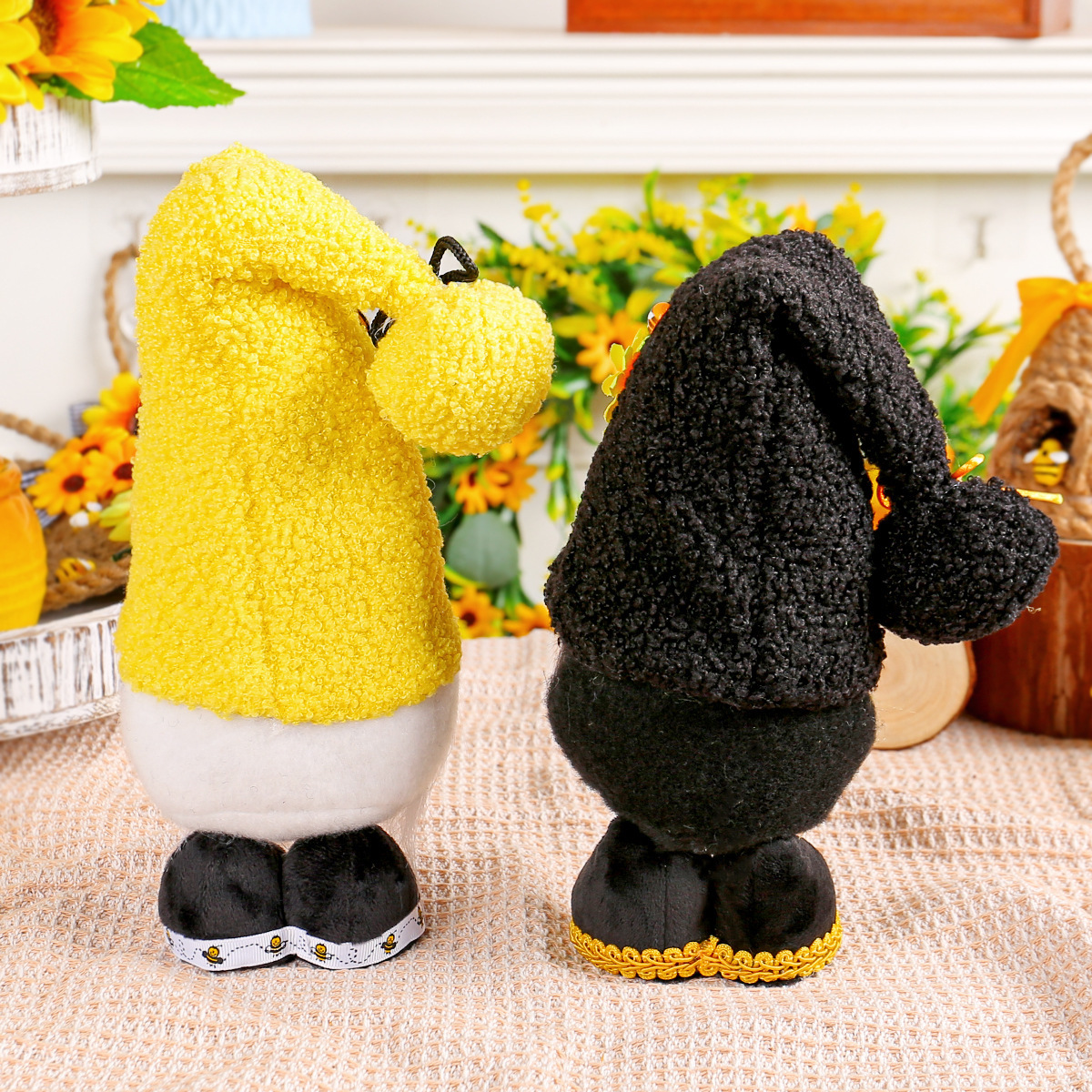 Bee & Daisy Gnome – Black & Yellow Home Decor– 9.5 Inches