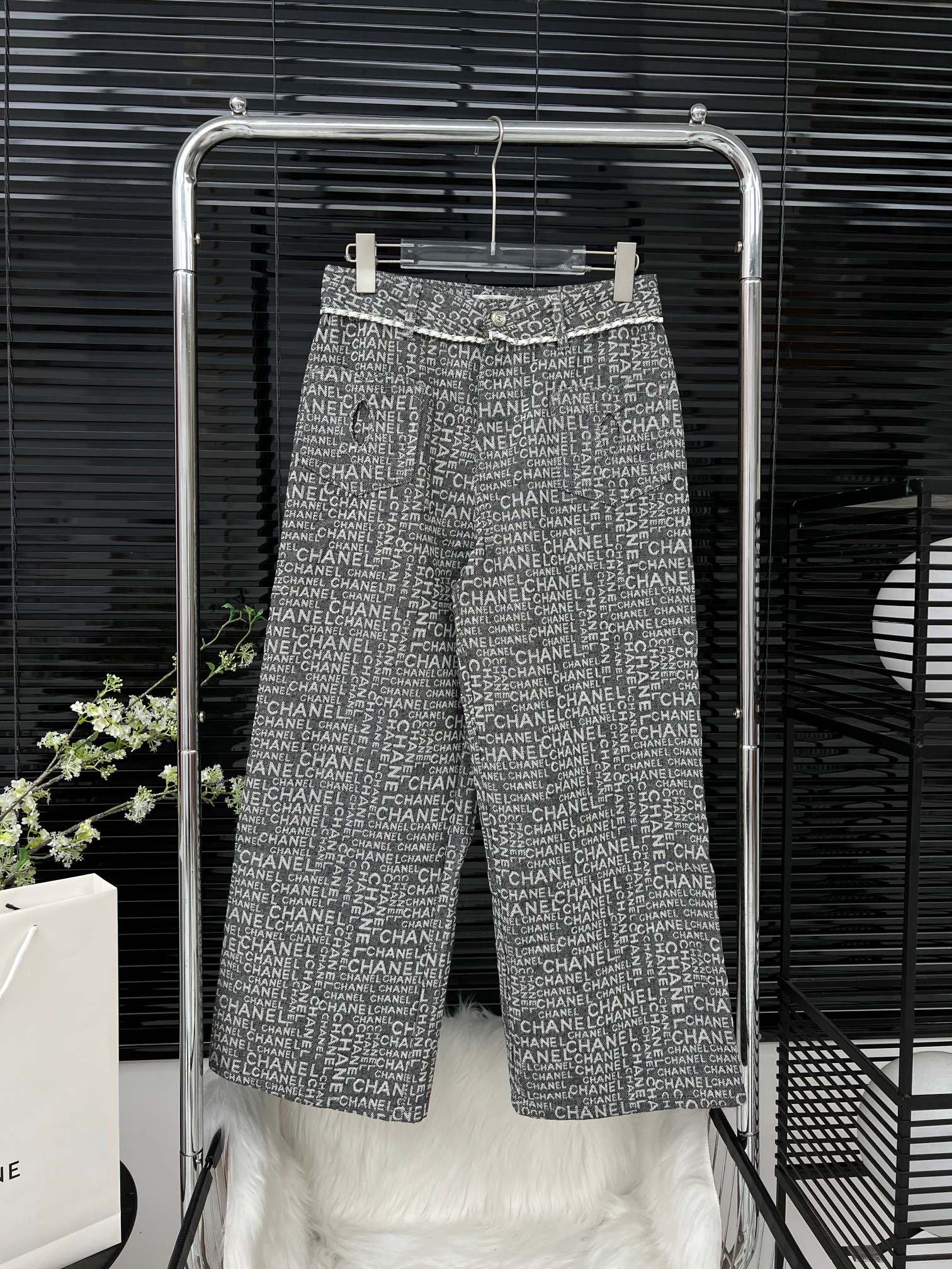 Chanel women's cropped trousers with hollow pockets all over print