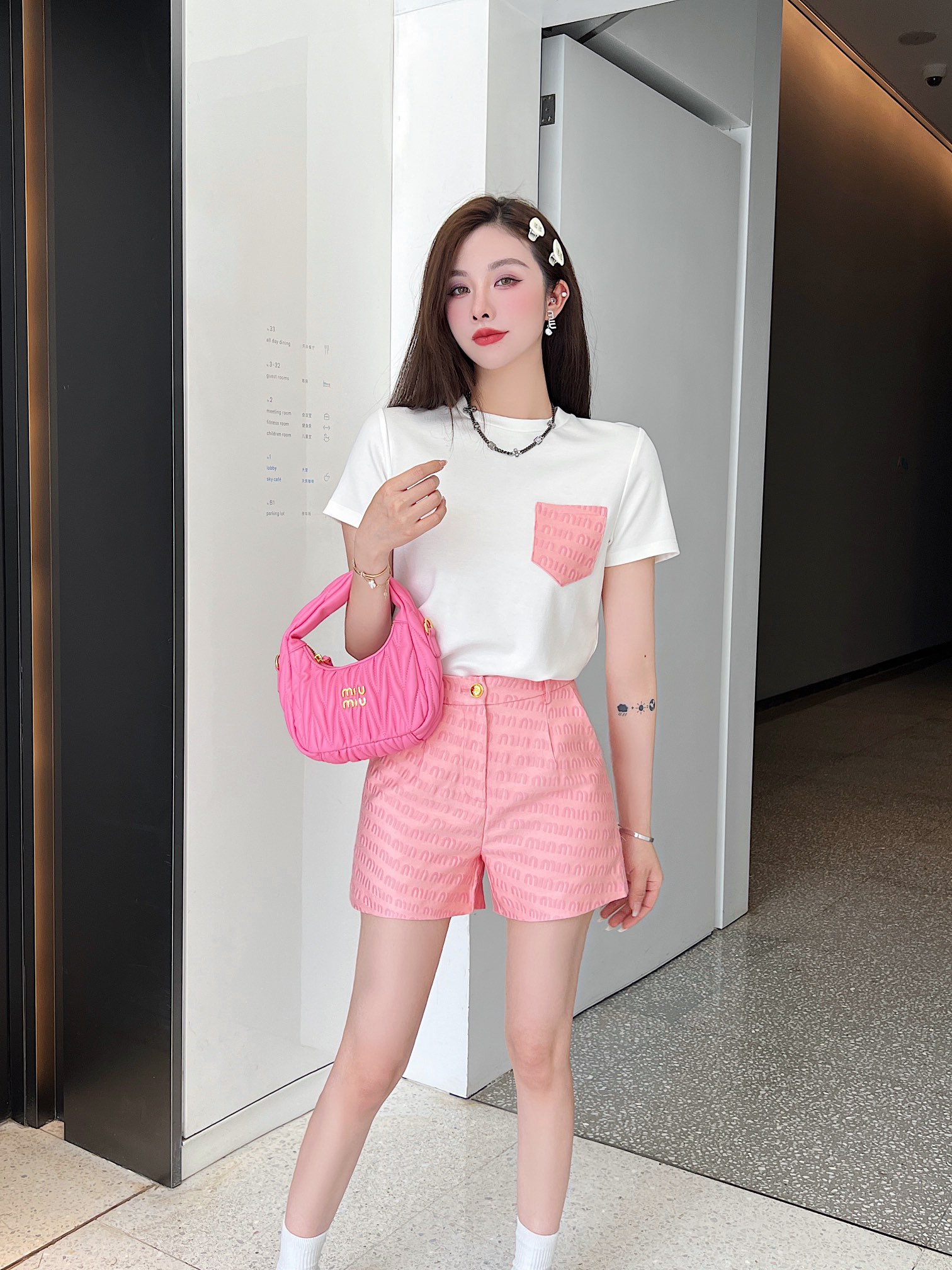 Miumiu new summer style round neck pocket top, logo shorts, fashionable and simple women's suit