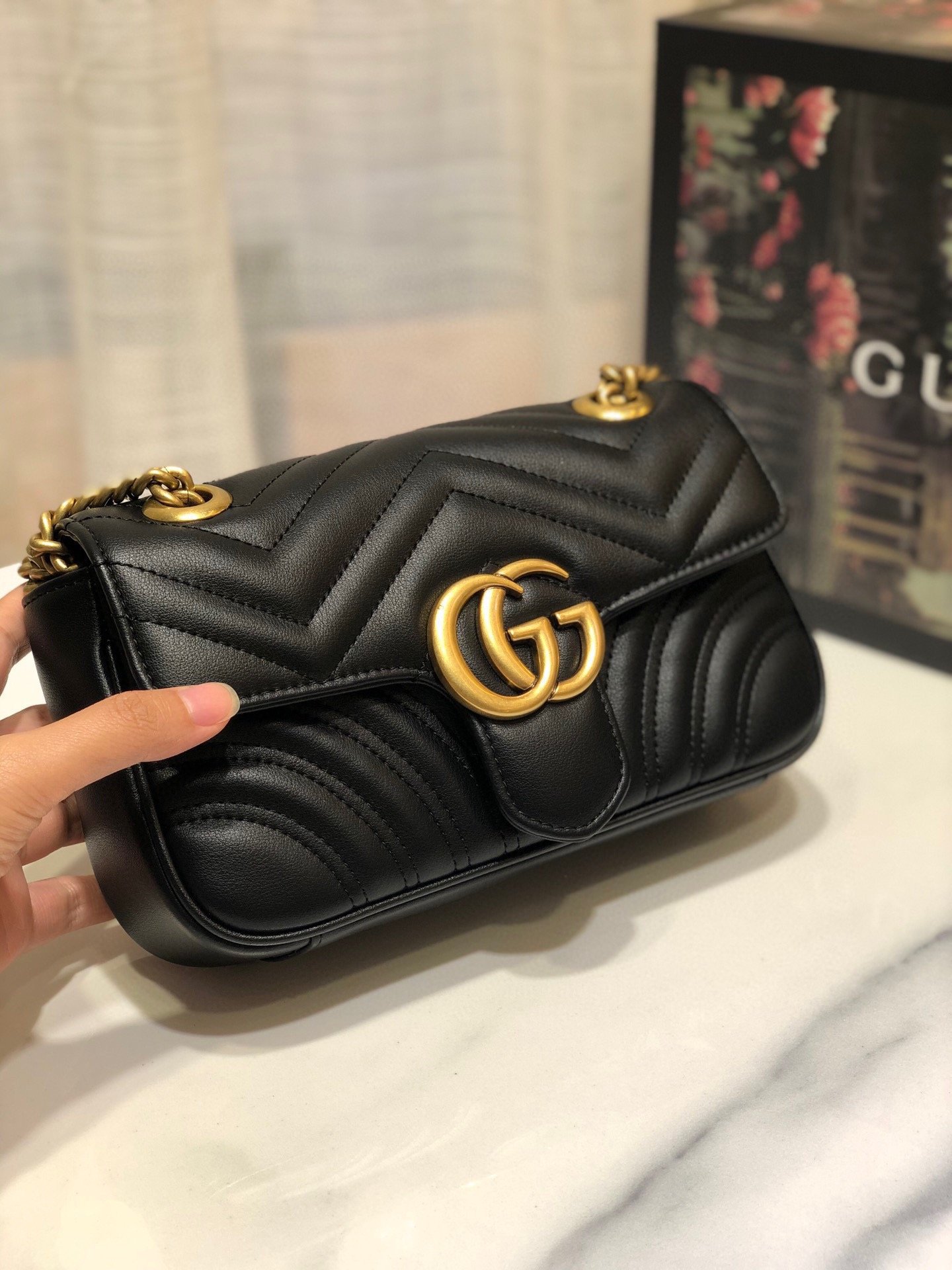 Gucci leather wave pattern chain bag