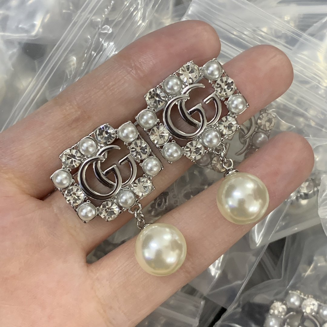 Cucci women's pearl earrings