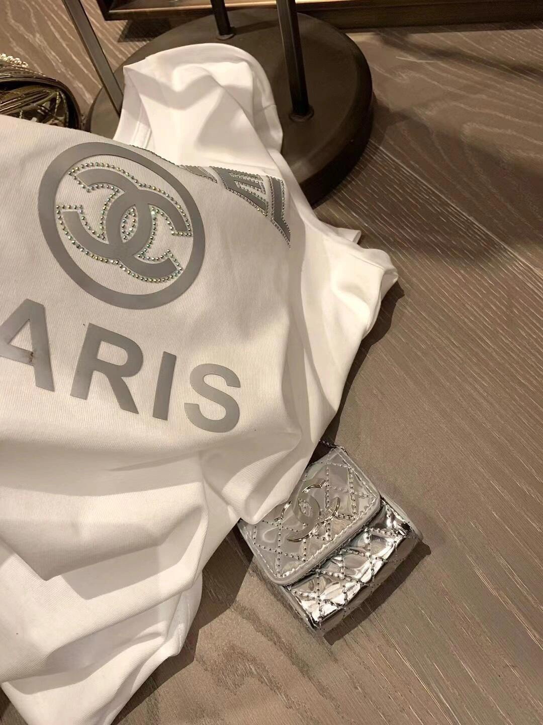 Chanel new short-sleeved T-shirt + silver mini chain bag