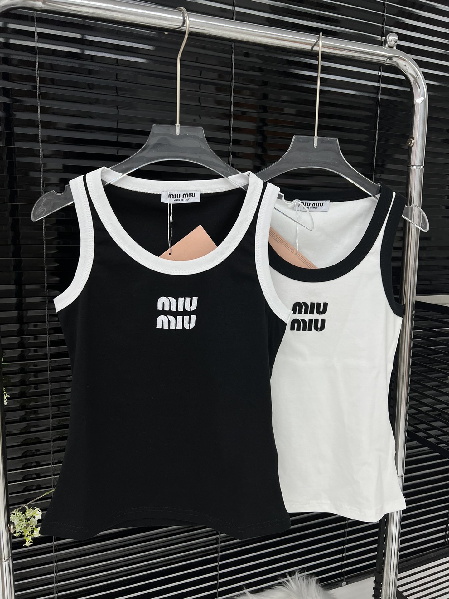 MiuMiu 24Ss spring and summer new style patch embroidered logo contrasting color I-shaped women's vest