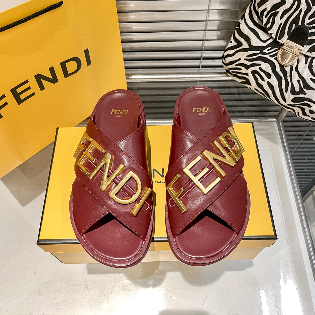 【Fendi】 New bread slippers
