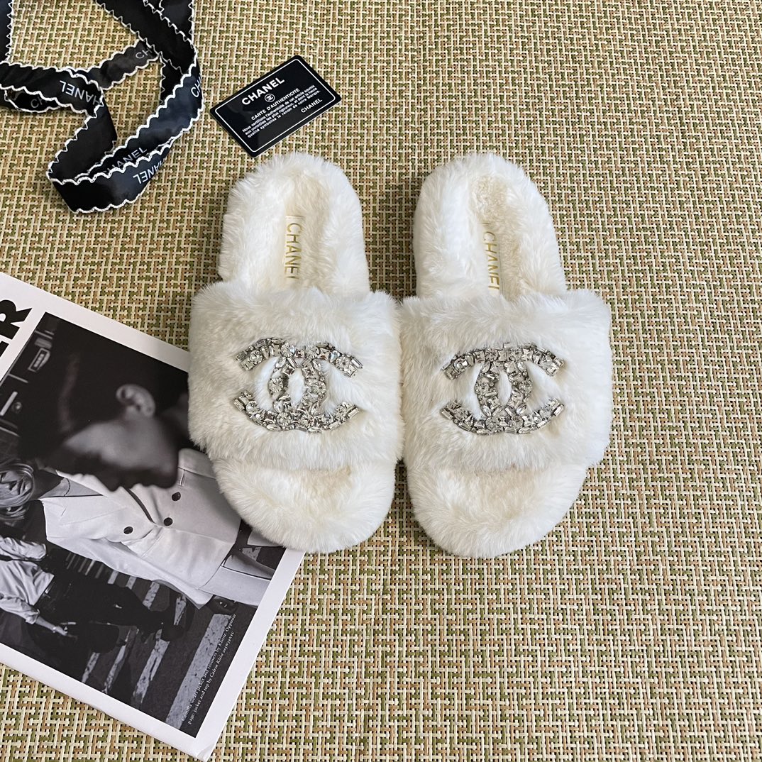 Chanel double C rhinestone buckle fur slippers