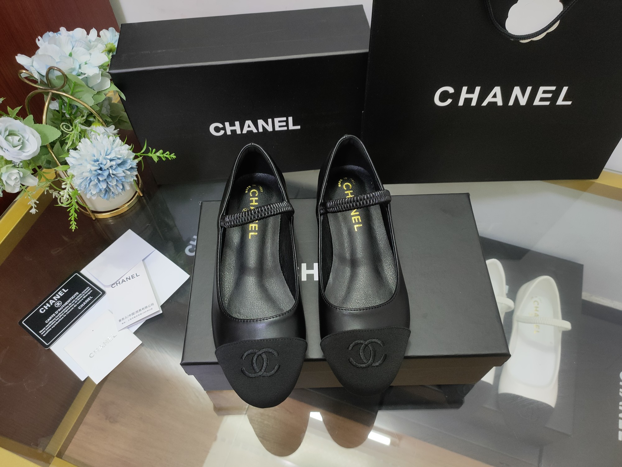 Chanel Women's Shoes 24c New White Black Sheepskin Women's Shoes