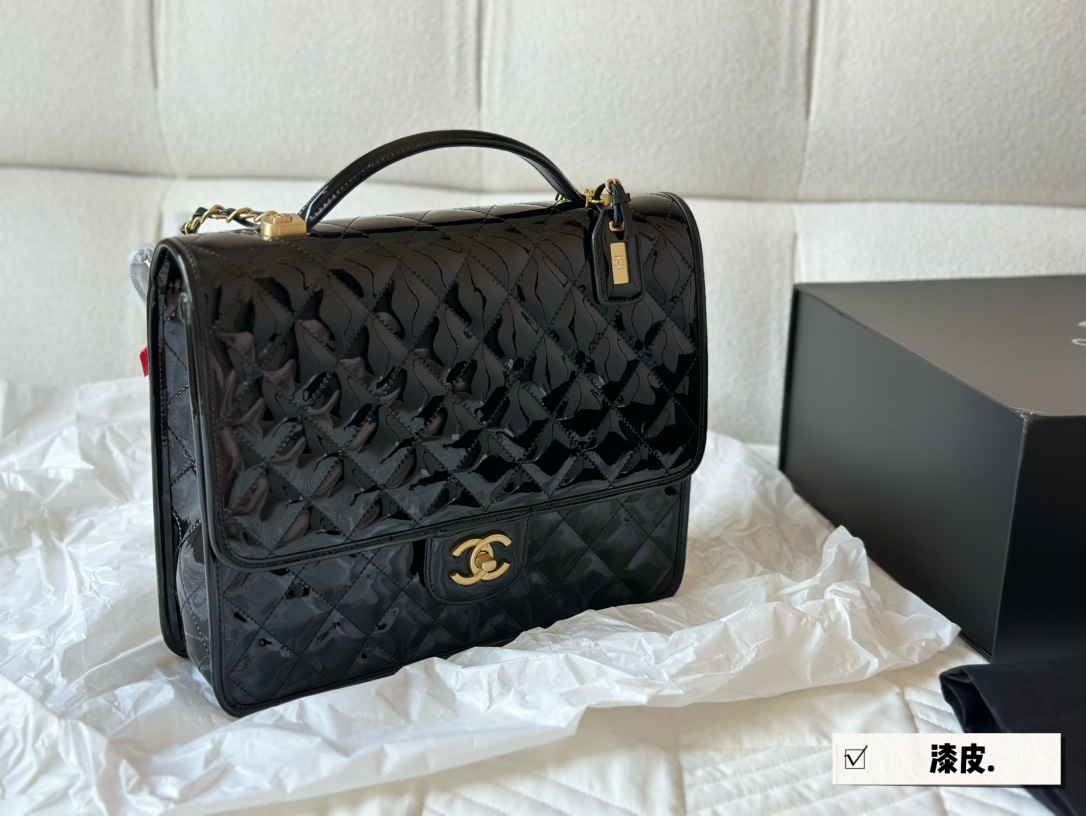 Chanel22k Patent leather backpack