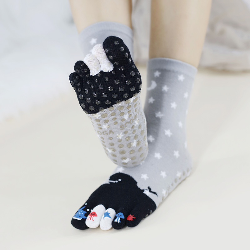🎁Professional Anti slip - 🧦Fitness Sports Split Toe Five Finger Socks🤣