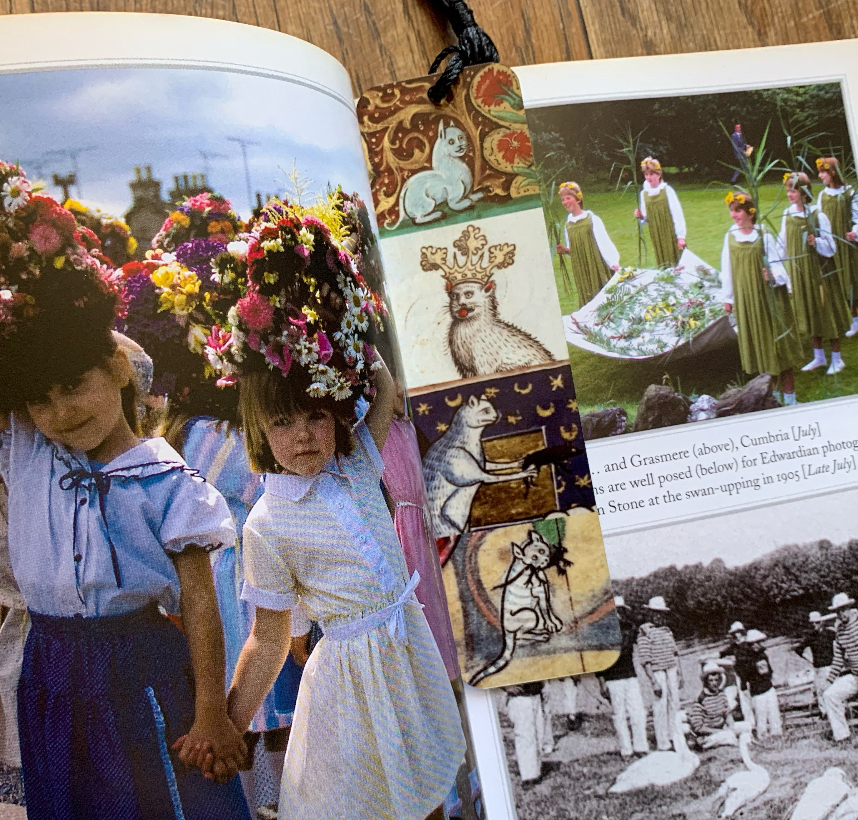 📕Medieval Book Narration Painted Pattern Metal Bookmark🤎