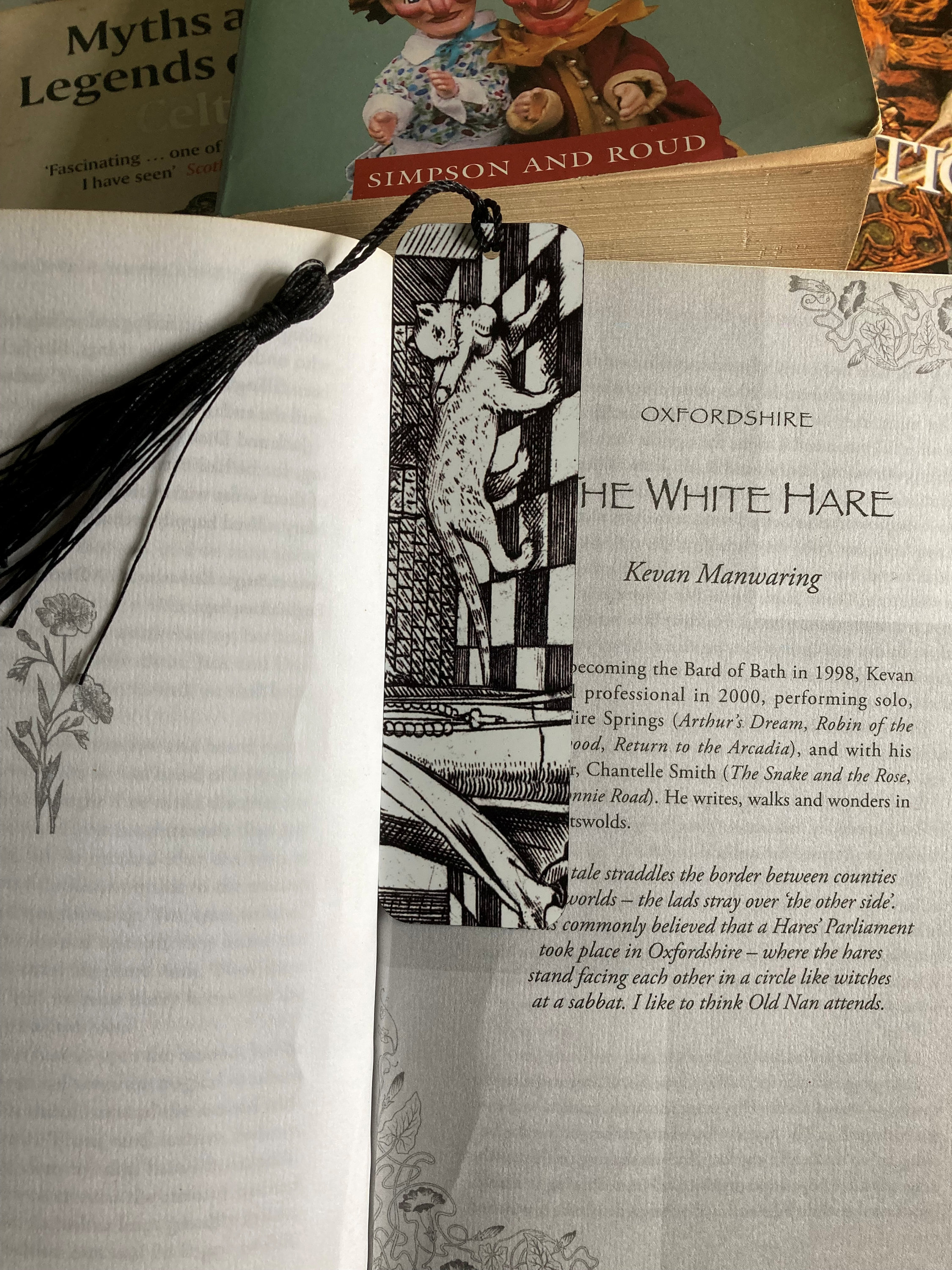 📕Medieval Book Narration Painted Pattern Metal Bookmark🤎