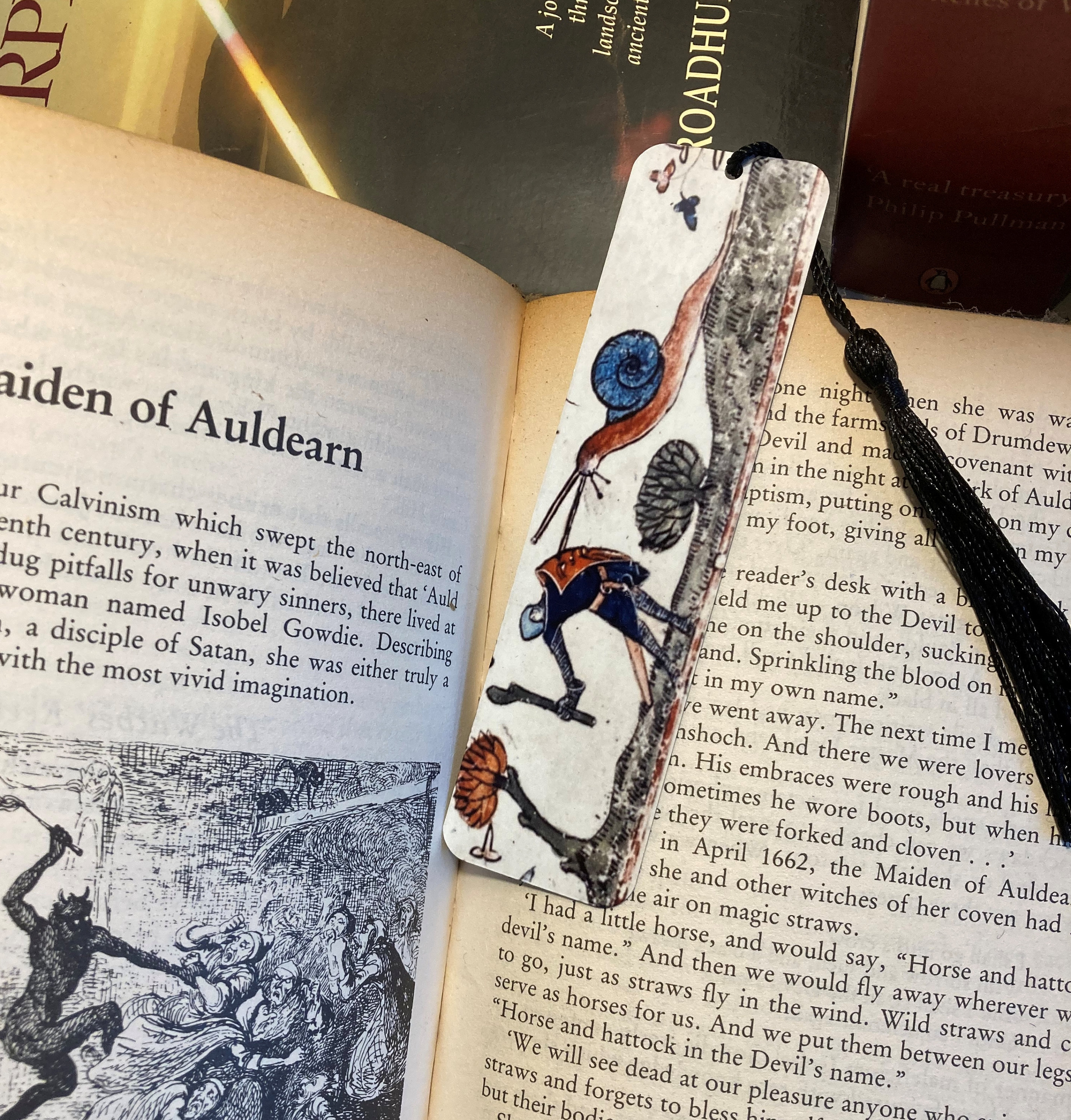 📕Medieval Book Narration Painted Pattern Metal Bookmark🤎