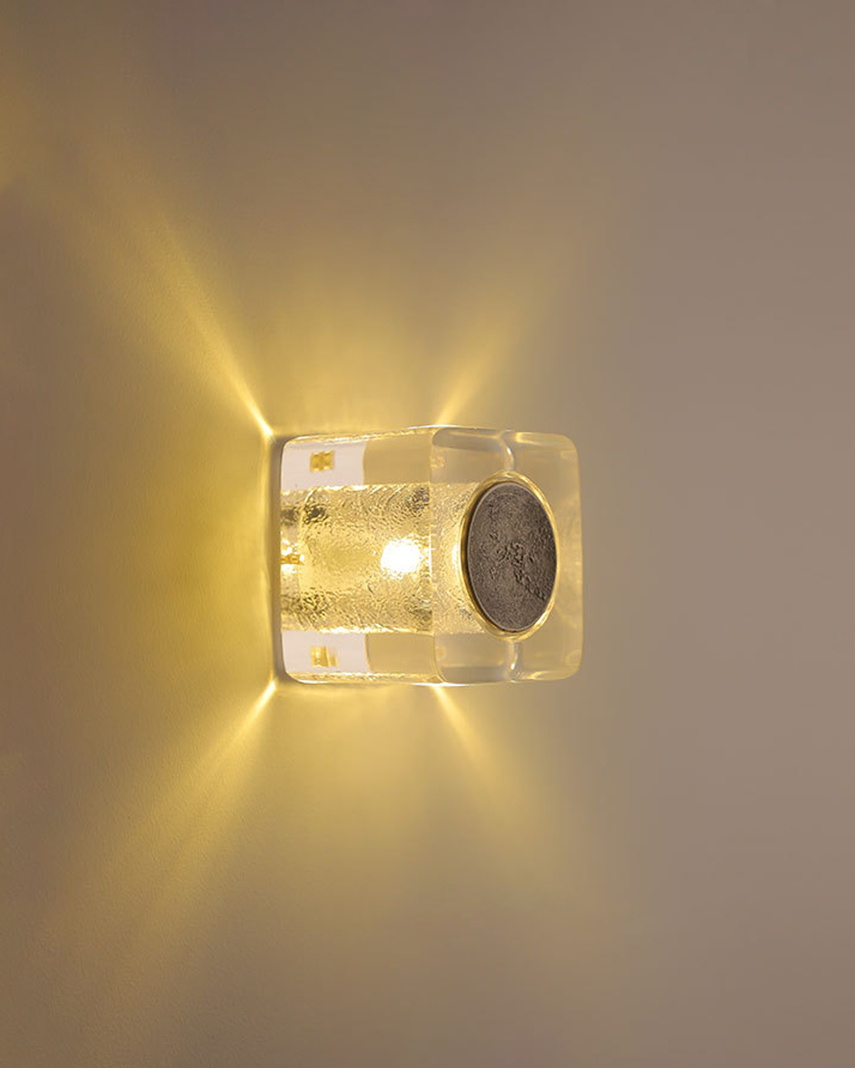 Glimmering Aurum Wall Light