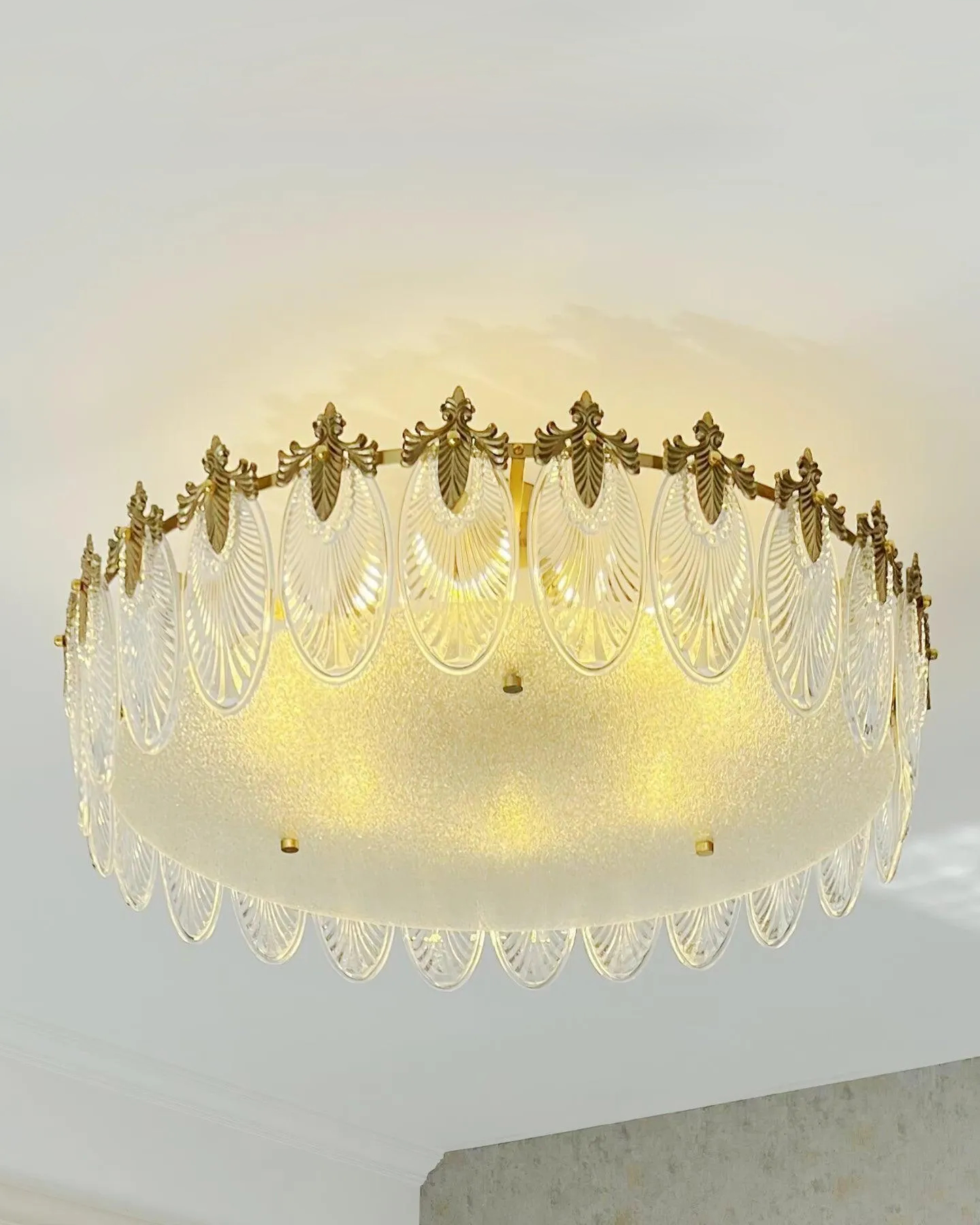 Decorative Pattern Glass Round Chandelier