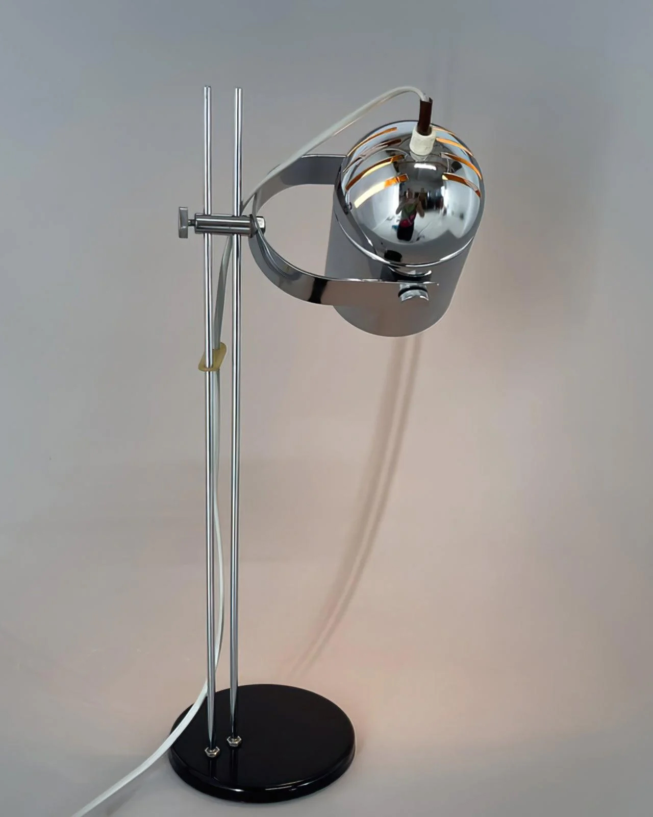 Adjusta Liftable Desk Lamp