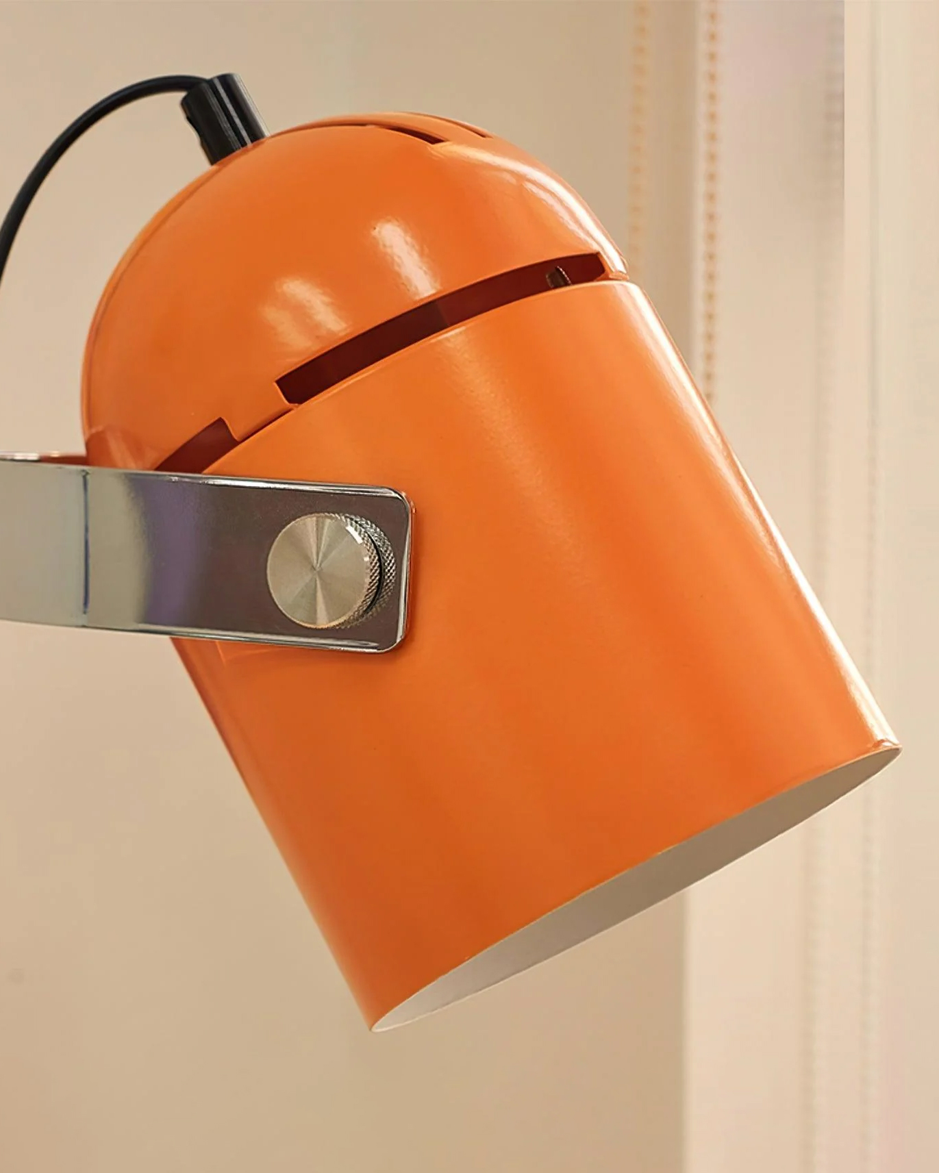 Adjusta Liftable Desk Lamp