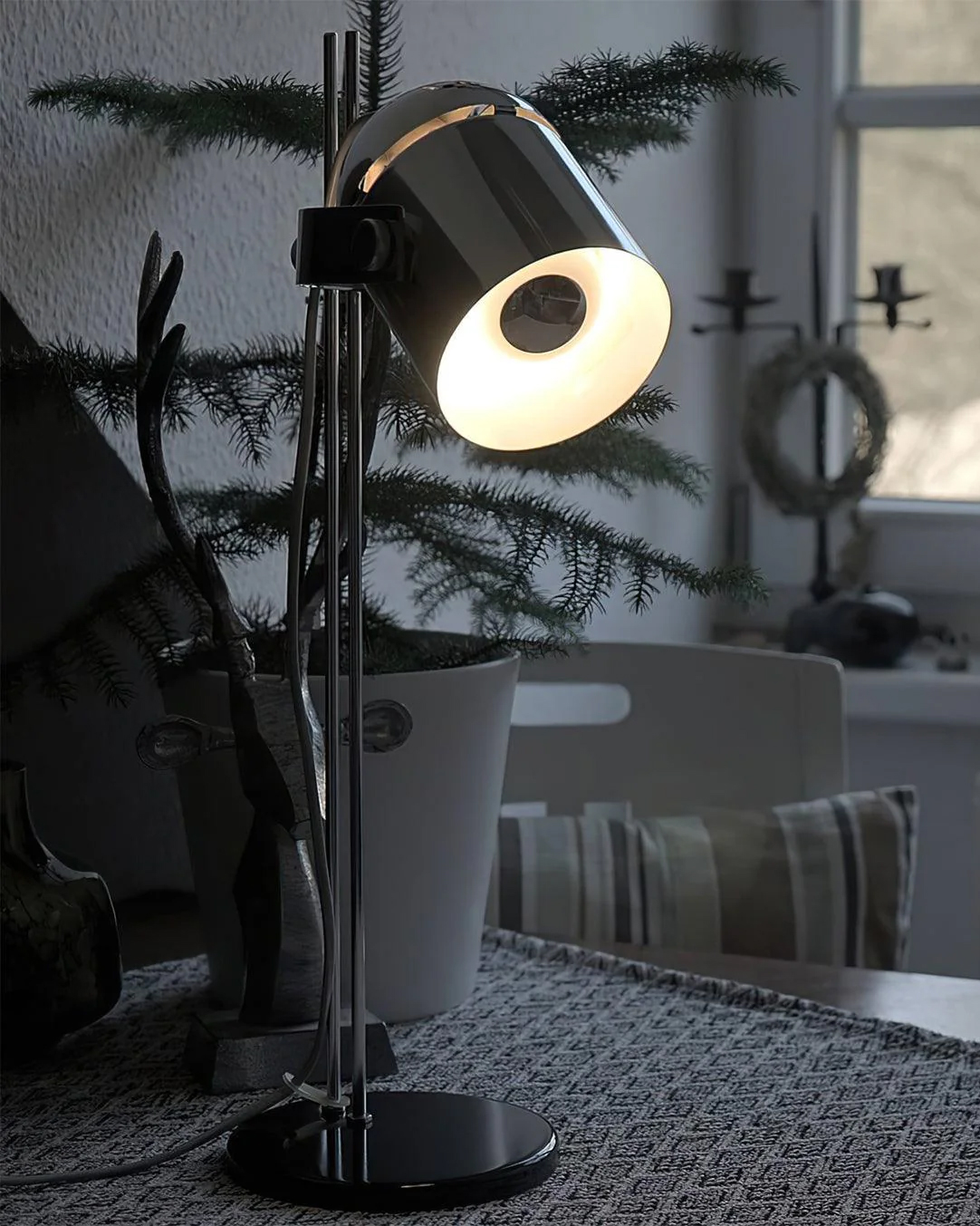 Adjusta Liftable Desk Lamp