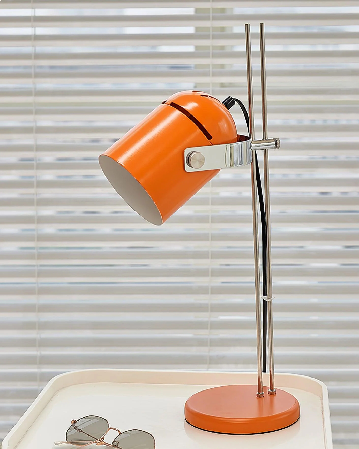 Adjusta Liftable Desk Lamp