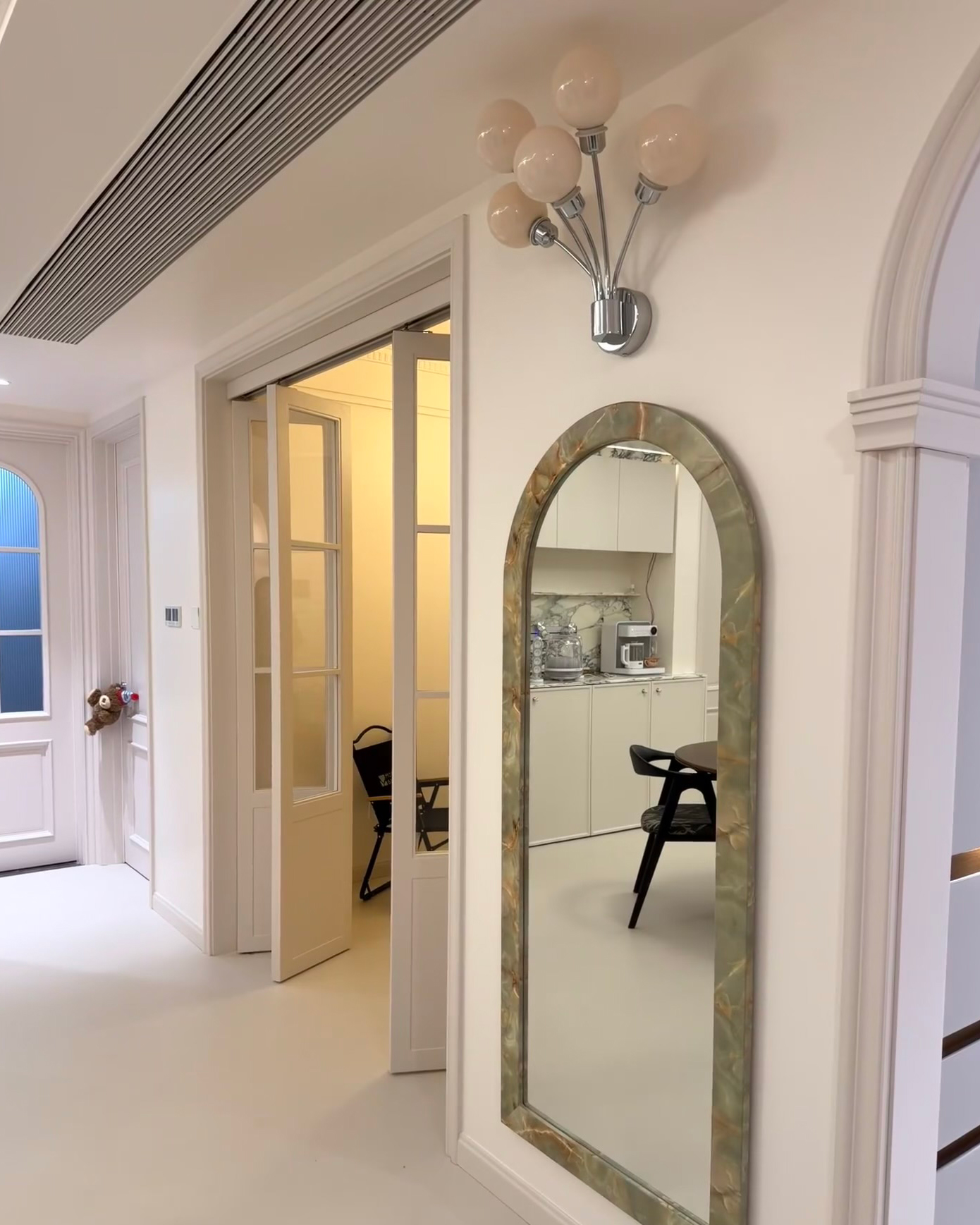 Creamy Balloon Cluster Wall Sconce