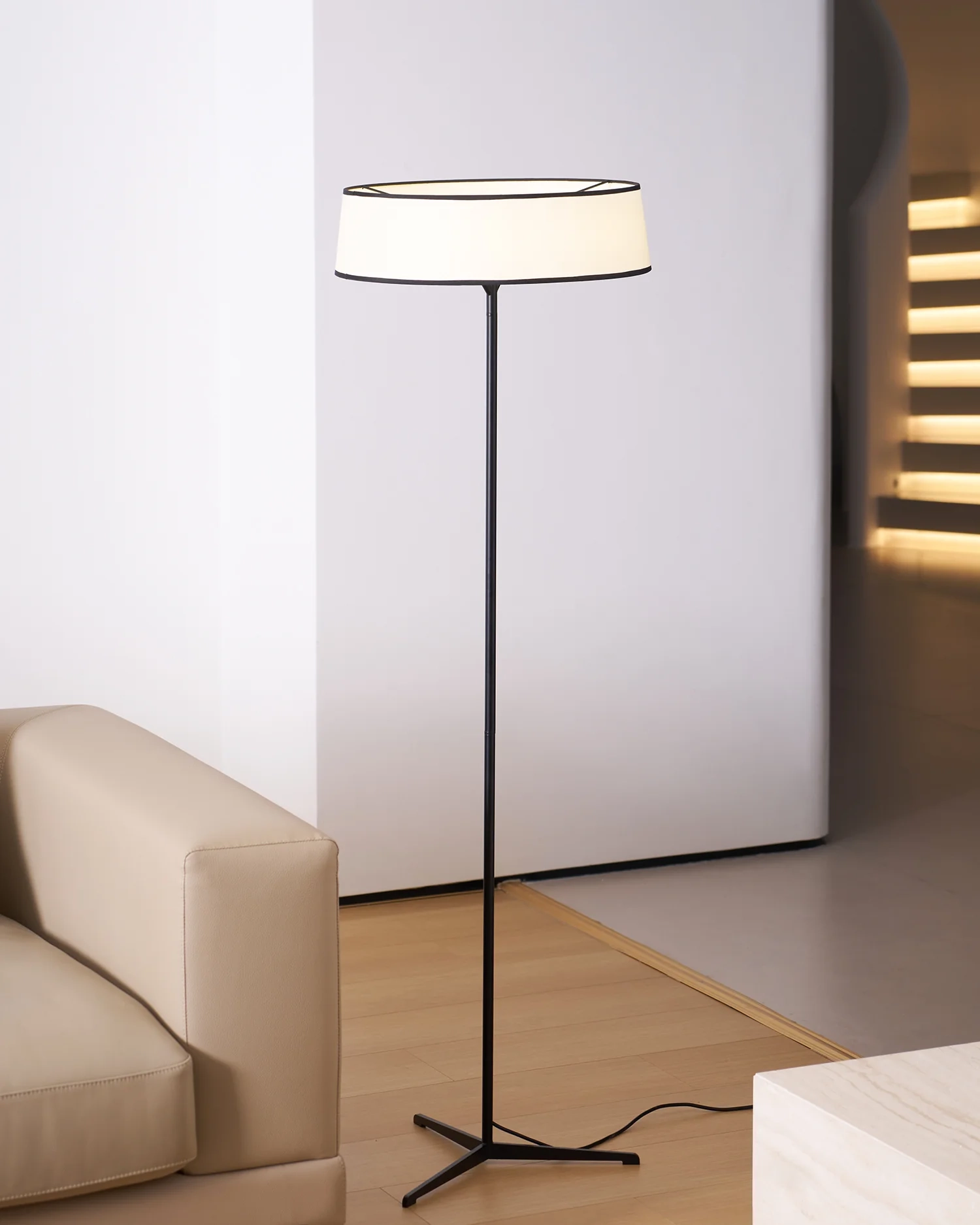 Dama Floor Lamp