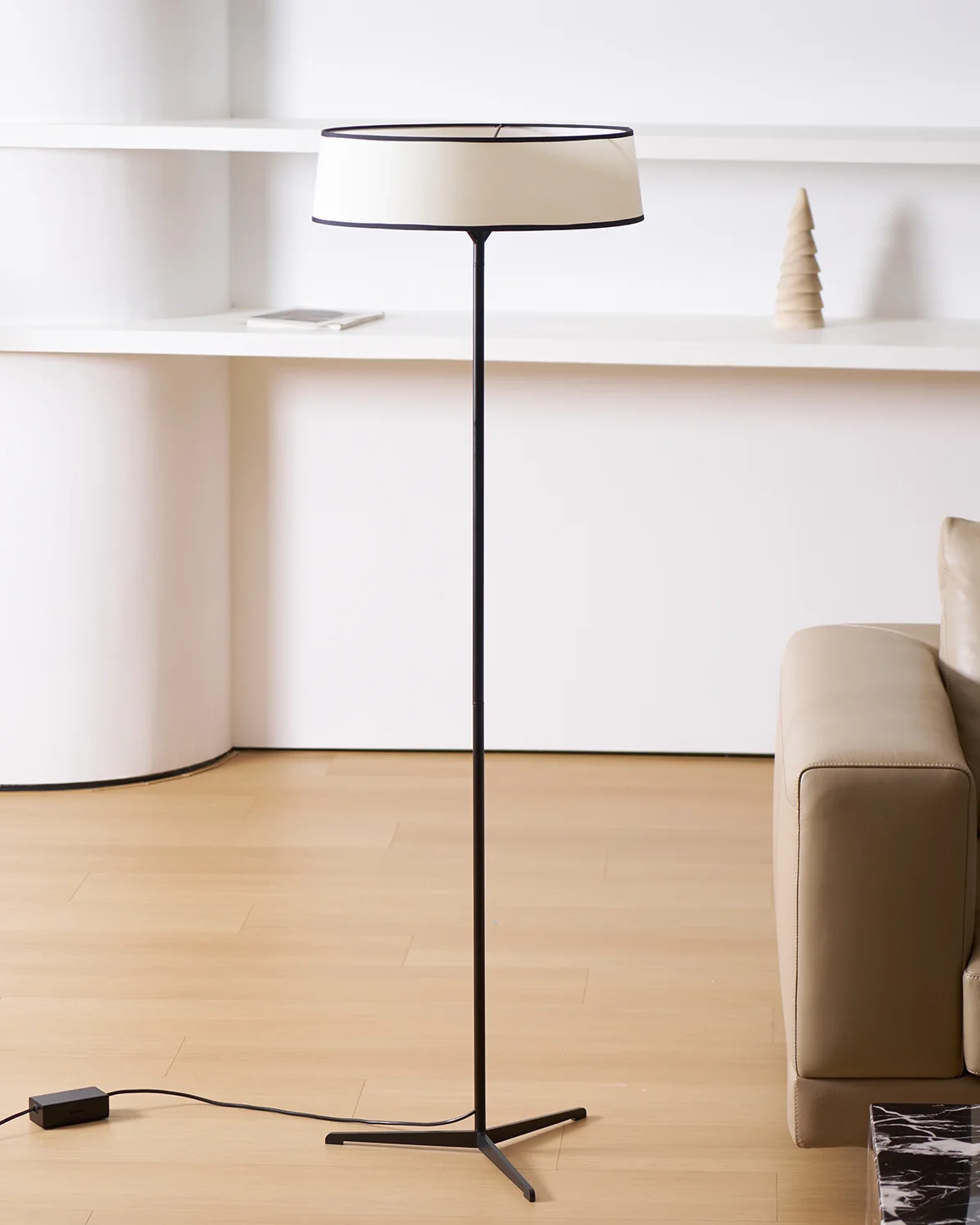 Dama Floor Lamp