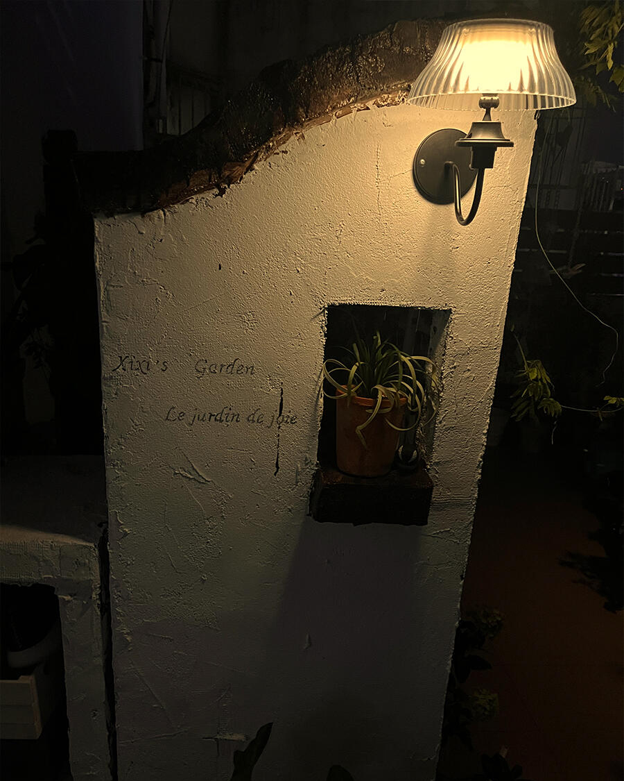 Glowberry Outdoor Wall Lamp