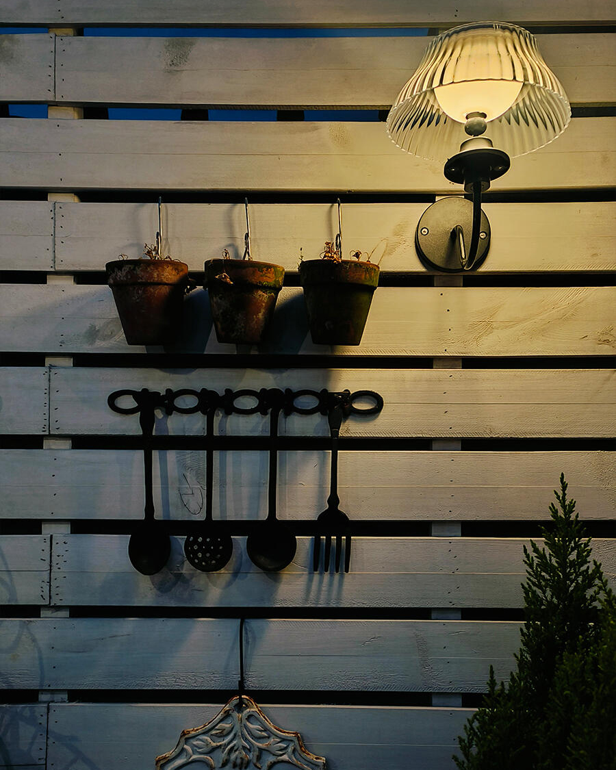 Glowberry Outdoor Wall Lamp