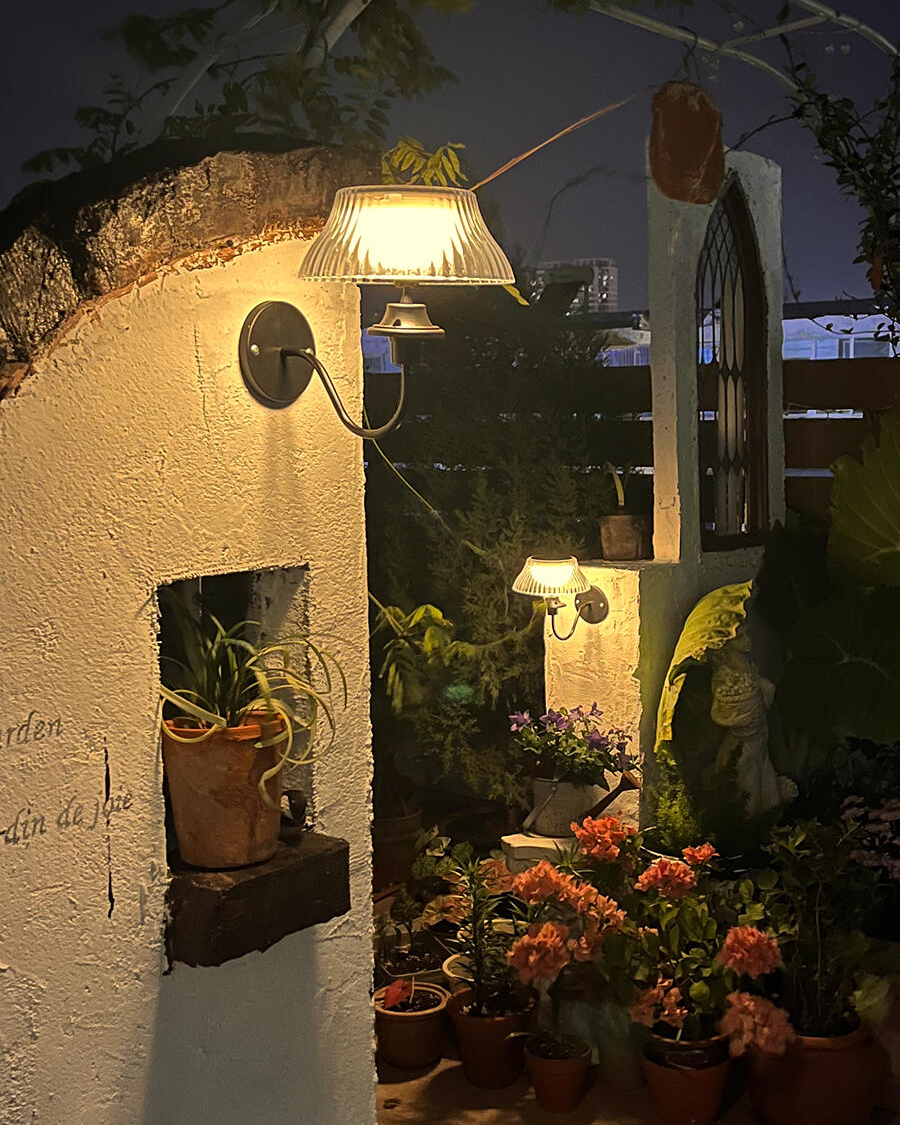 Glowberry Outdoor Wall Lamp