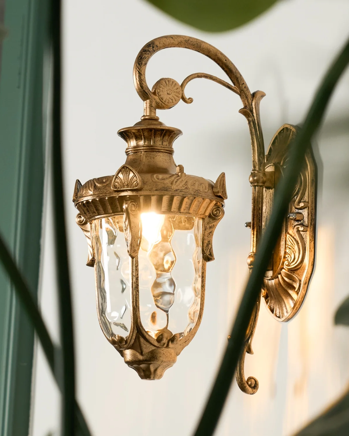 Heritage Outdoor Wall Lamp