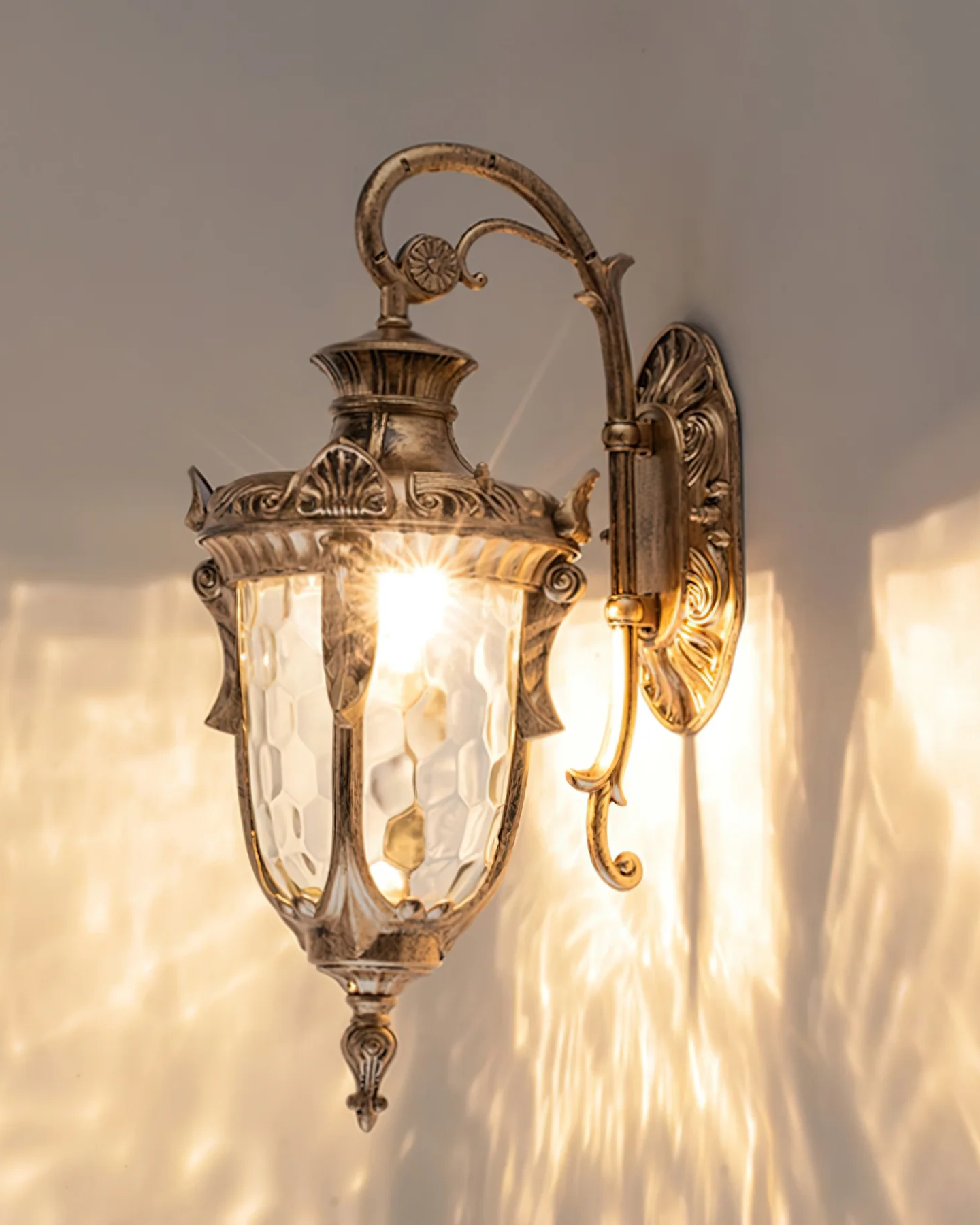 Heritage Outdoor Wall Lamp