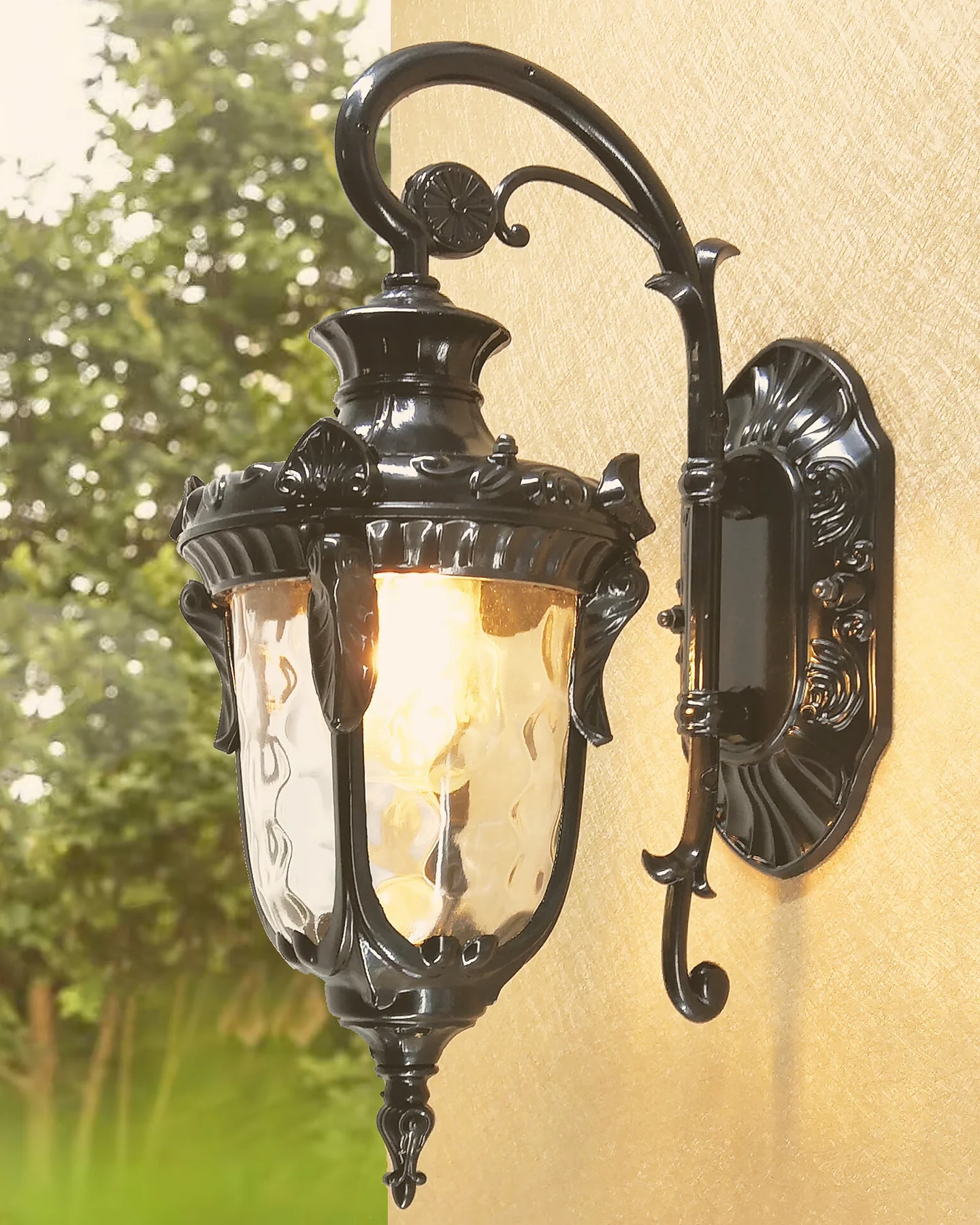 Heritage Outdoor Wall Lamp