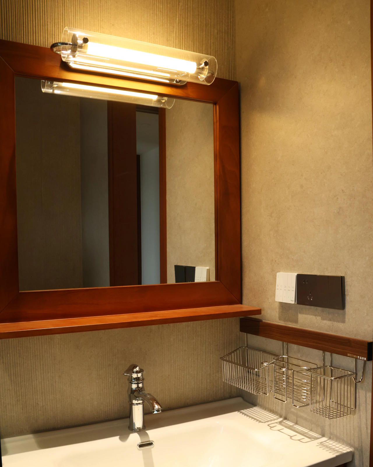 Lucid Beam Glass Wall Light