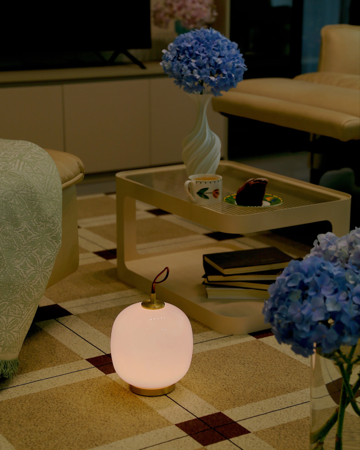 Petit Loop Rechargeable Table Lamp
