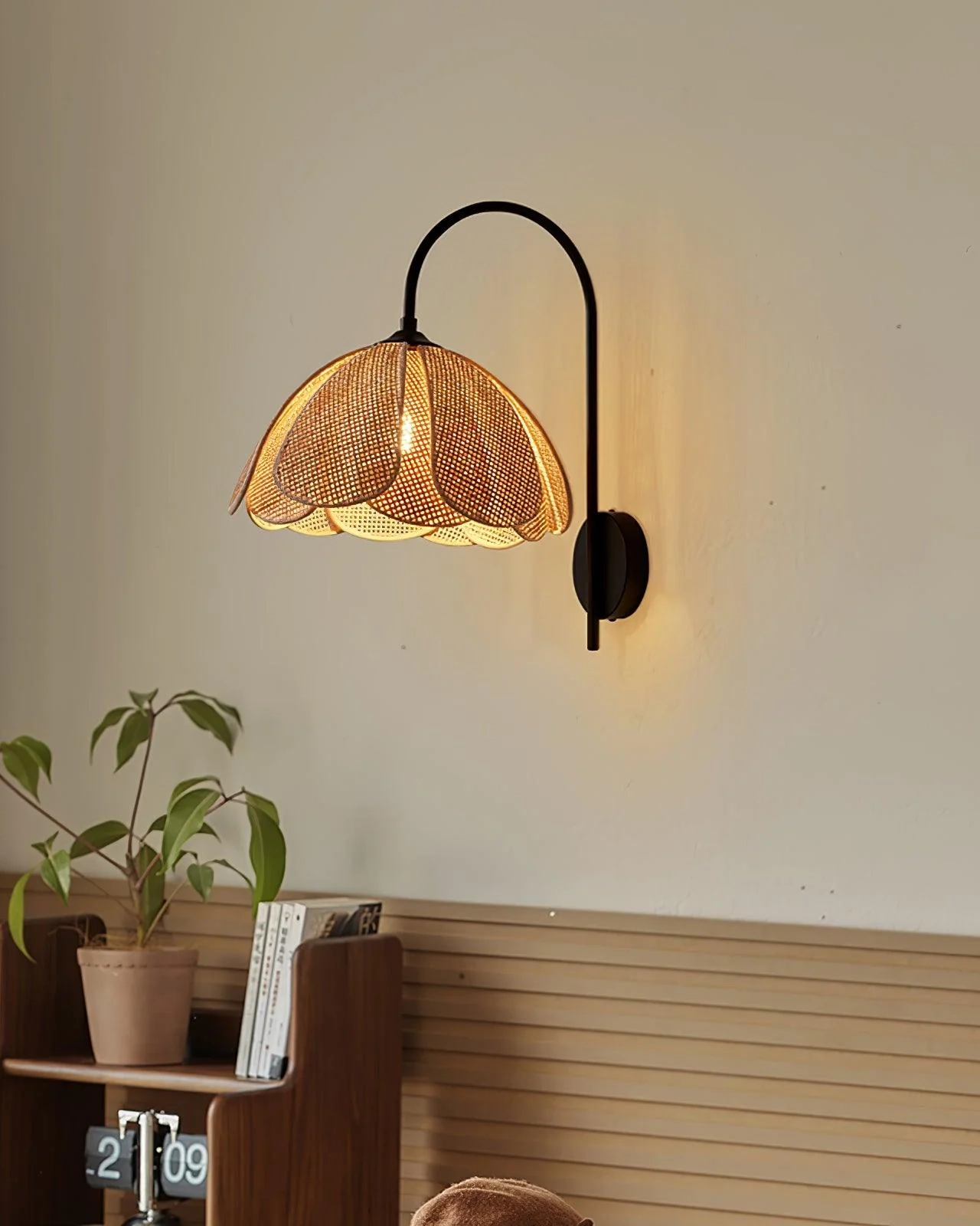 Rattan Petal Wall Lamp