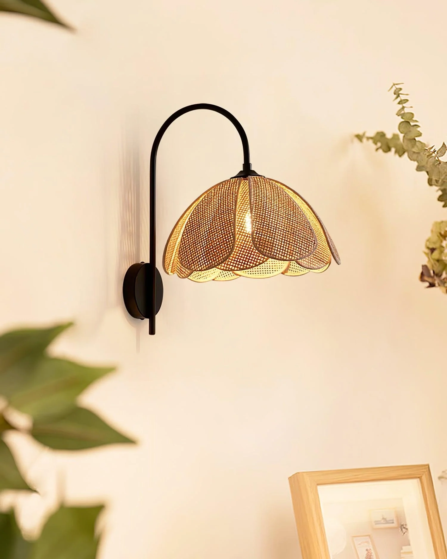 Rattan Petal Wall Lamp