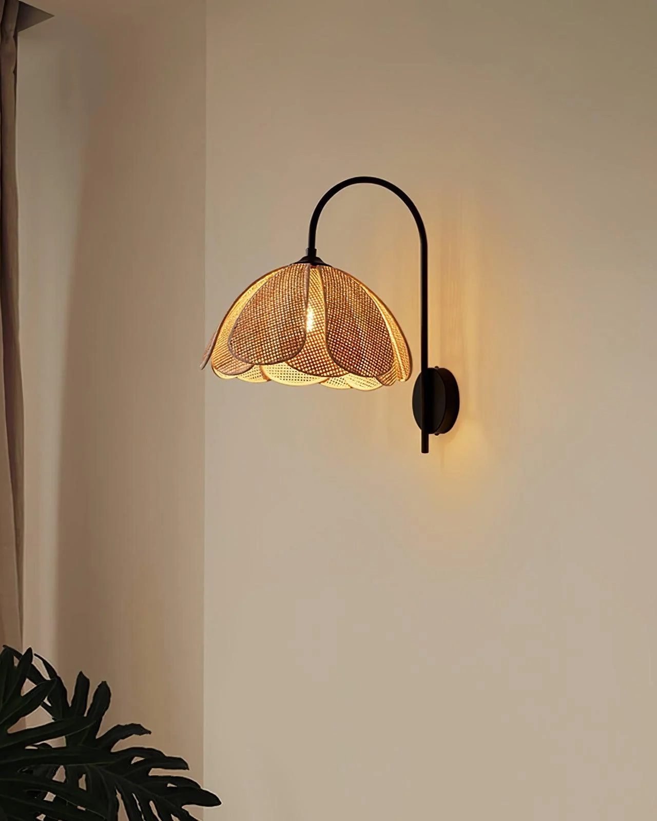 Rattan Petal Wall Lamp